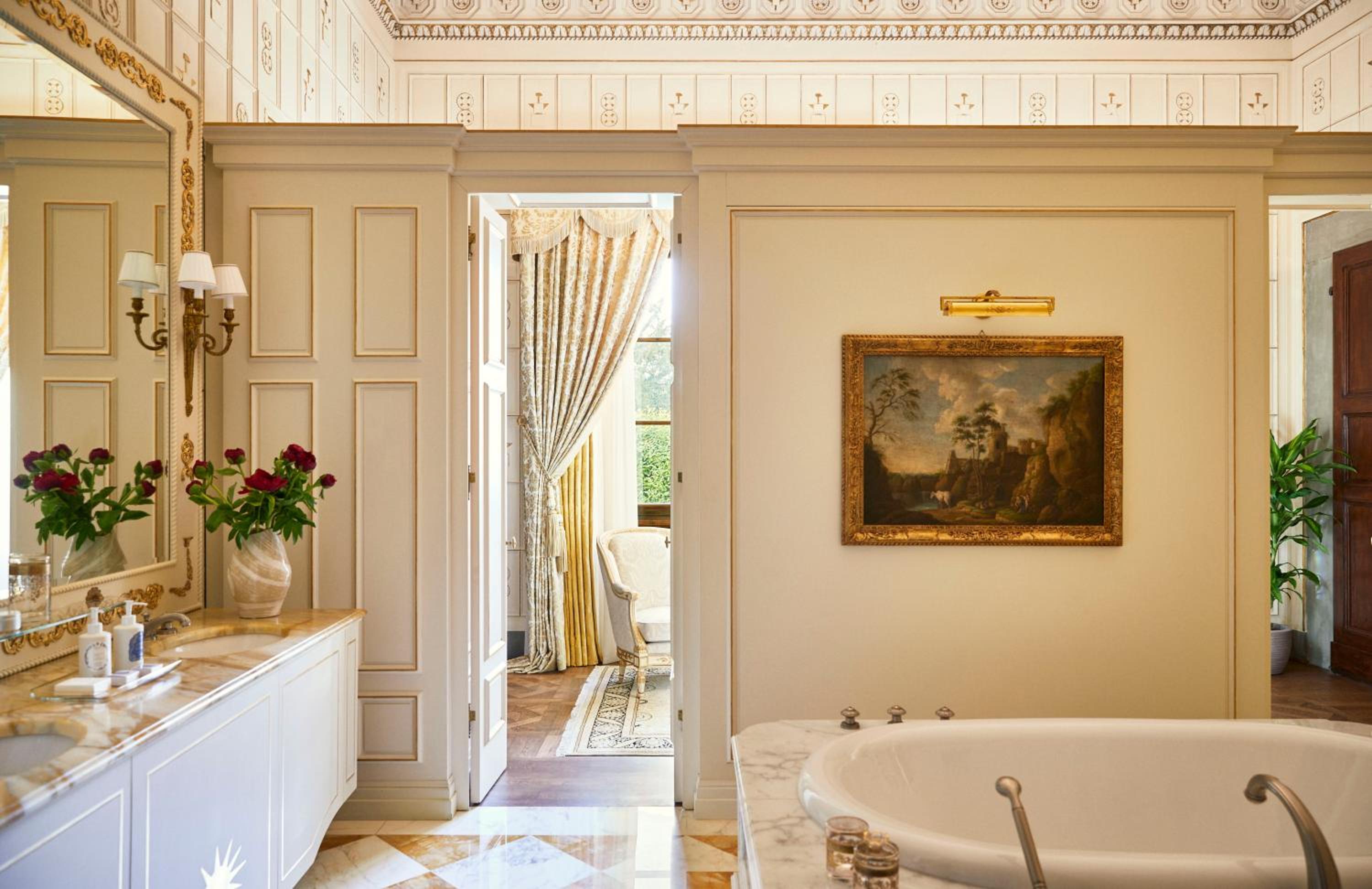 Royal Suite with King Bed thumbnail 6