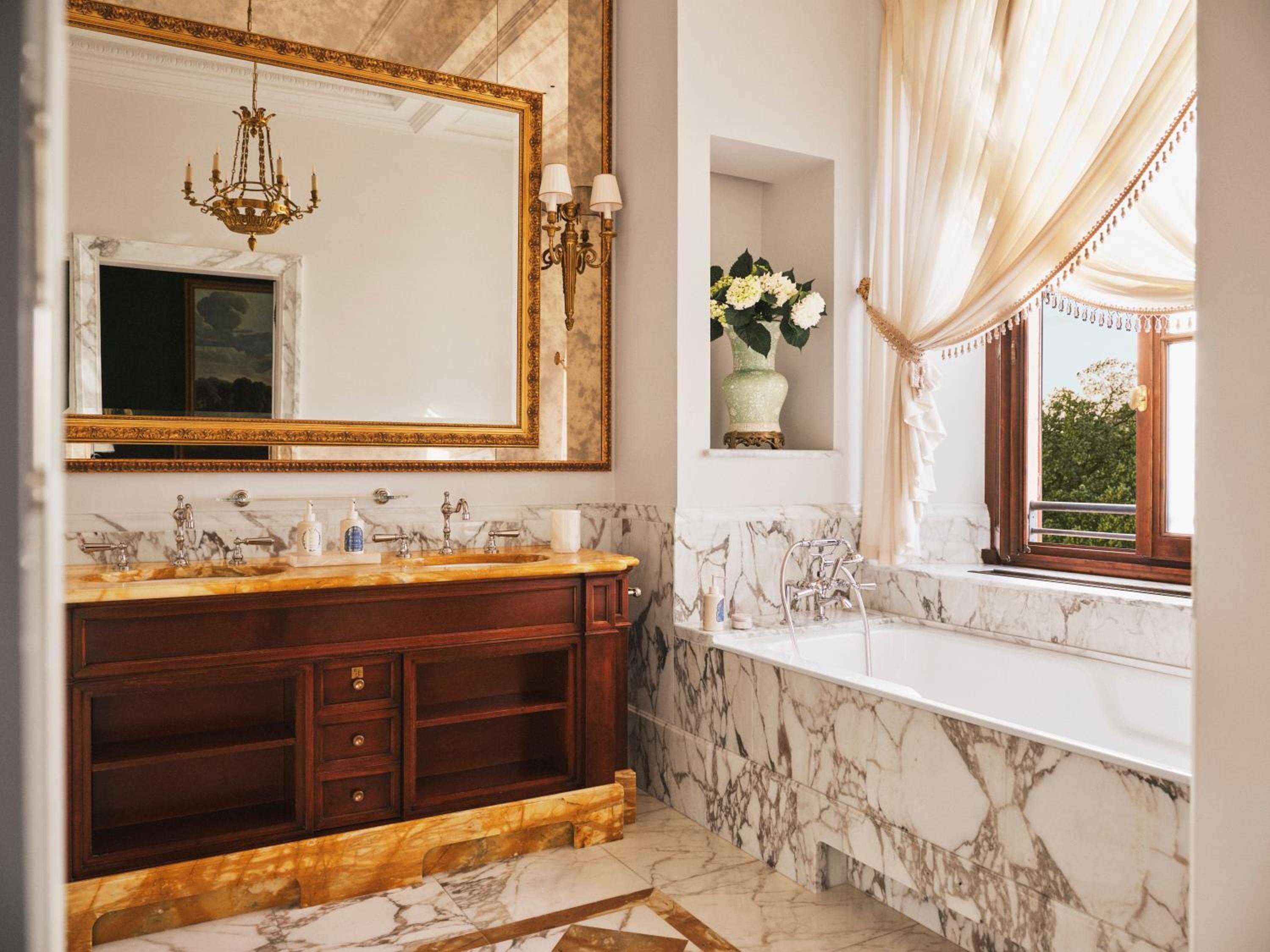 Duomo View Executive Suite with King Bed thumbnail 5