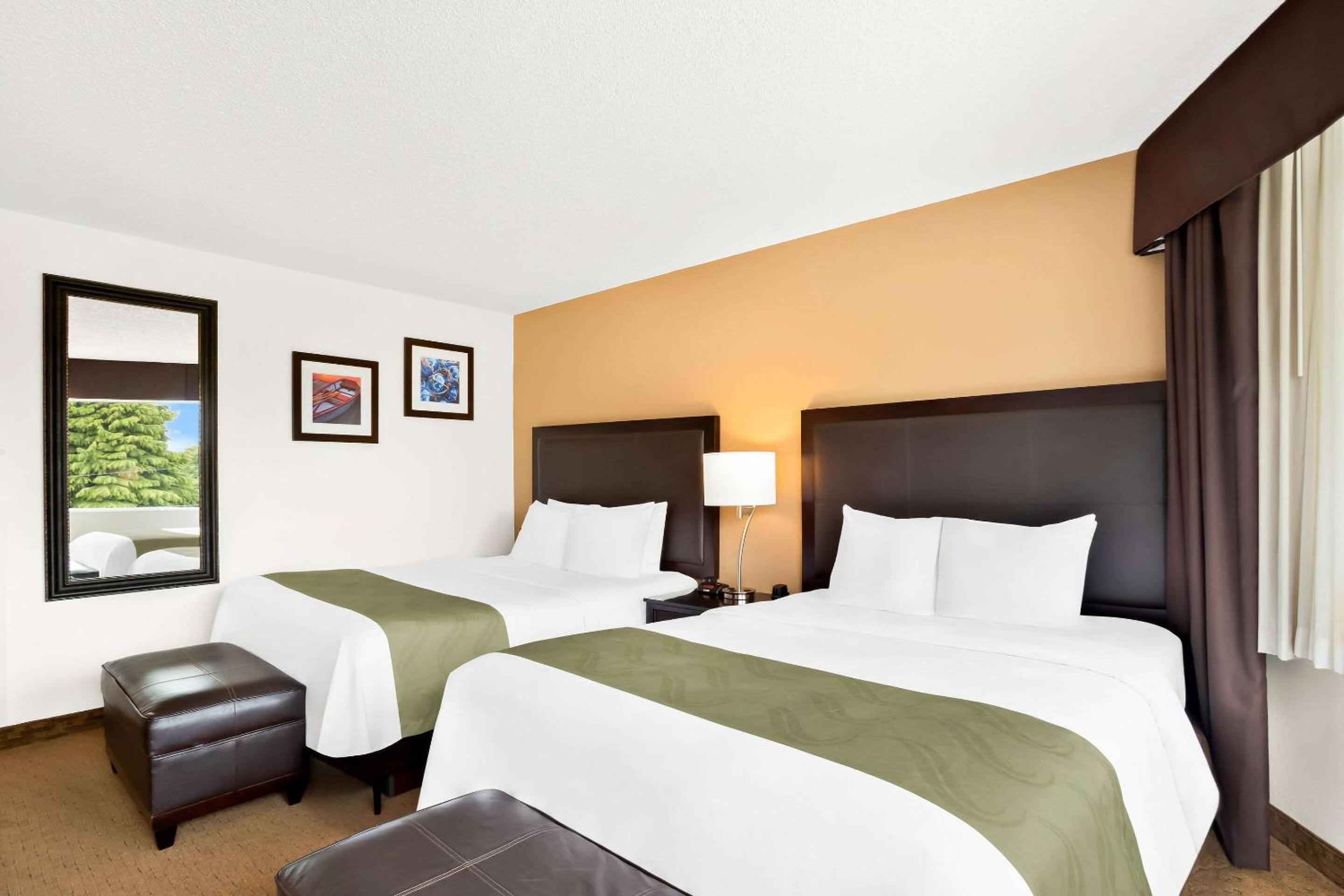 Queen Room with Two Queen Beds - Non-Smoking photo 3