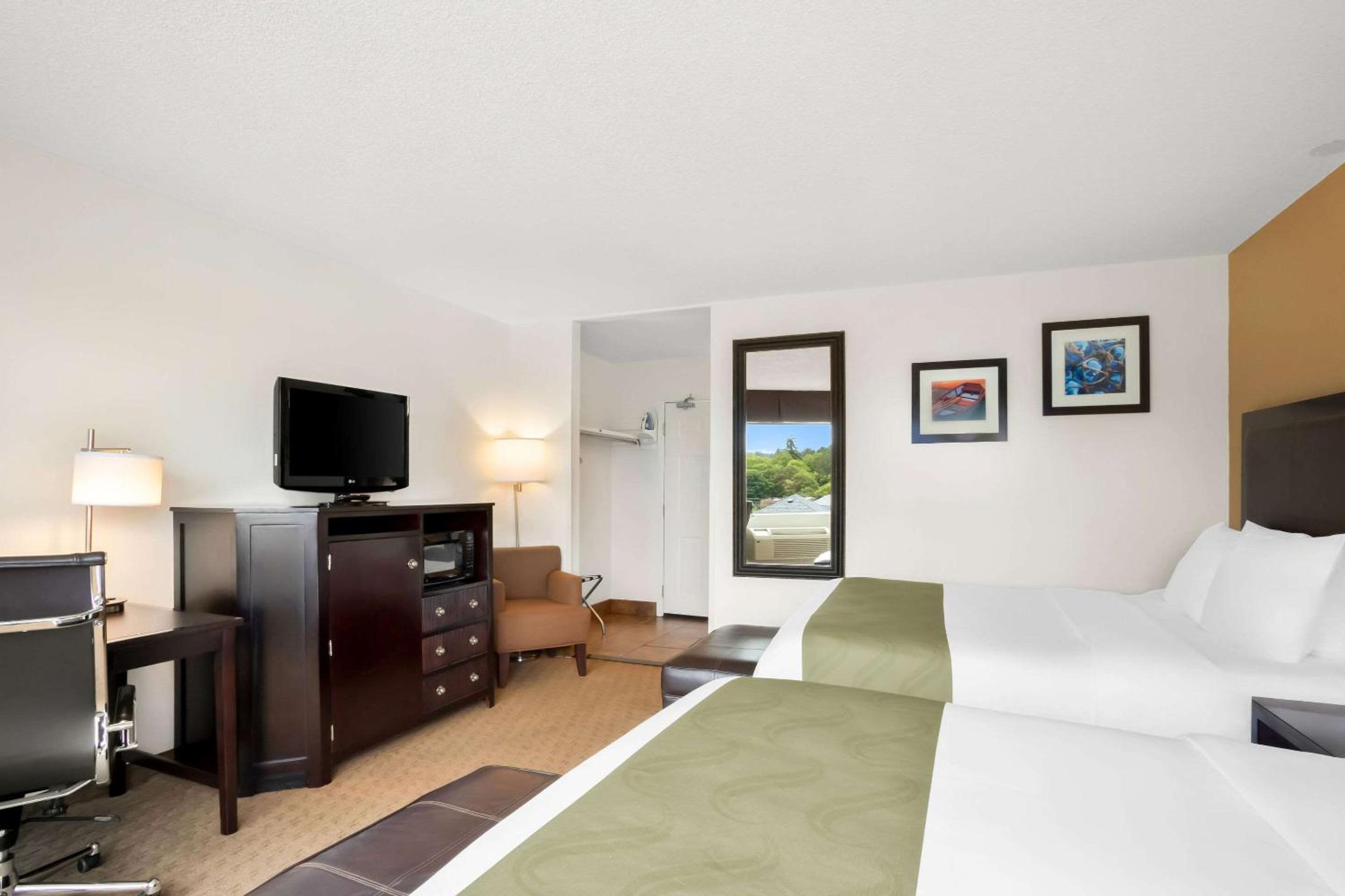 Queen Room with Two Queen Beds - Non-Smoking photo 2