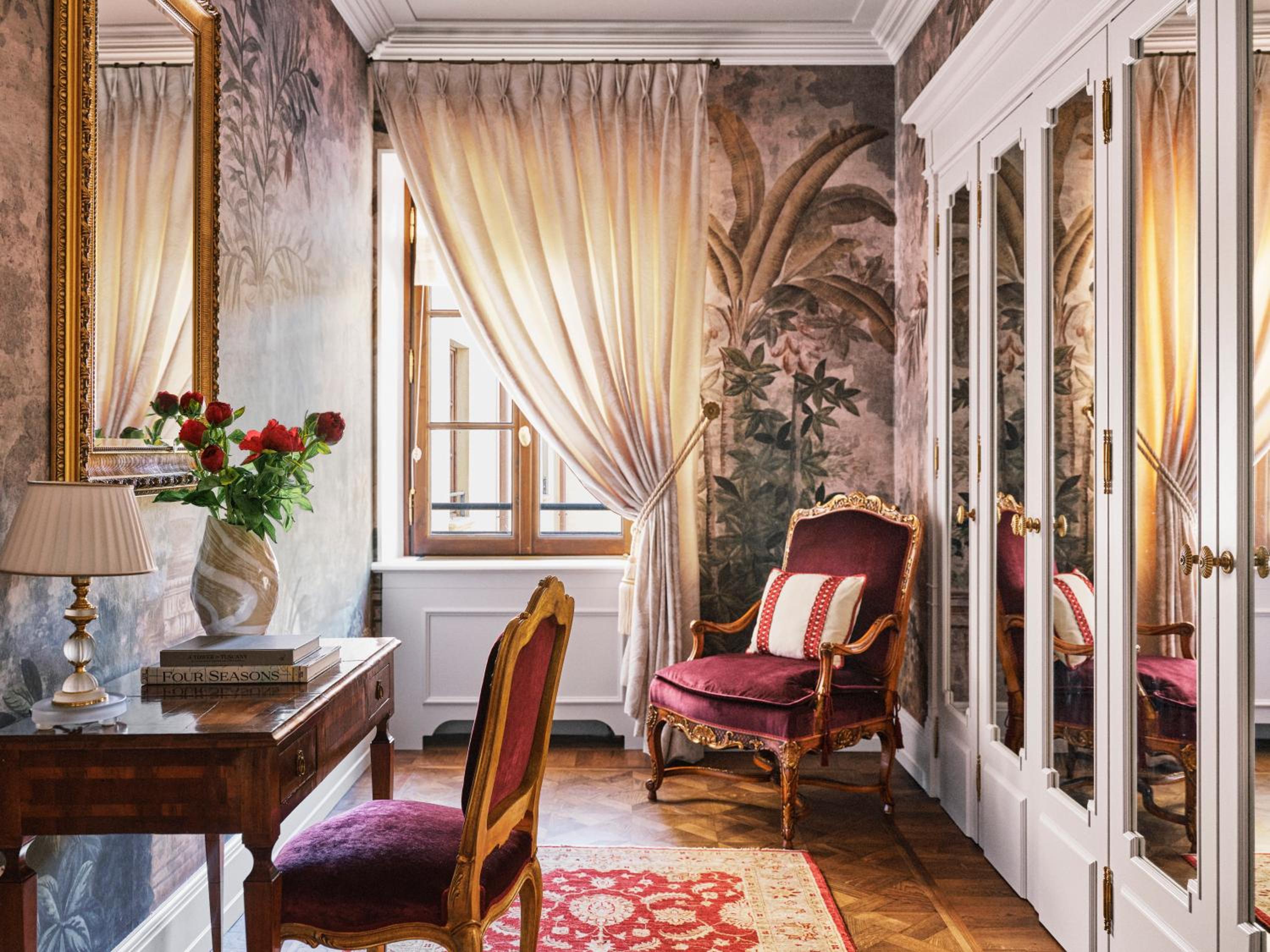Presidential Suite with King Bed thumbnail 5