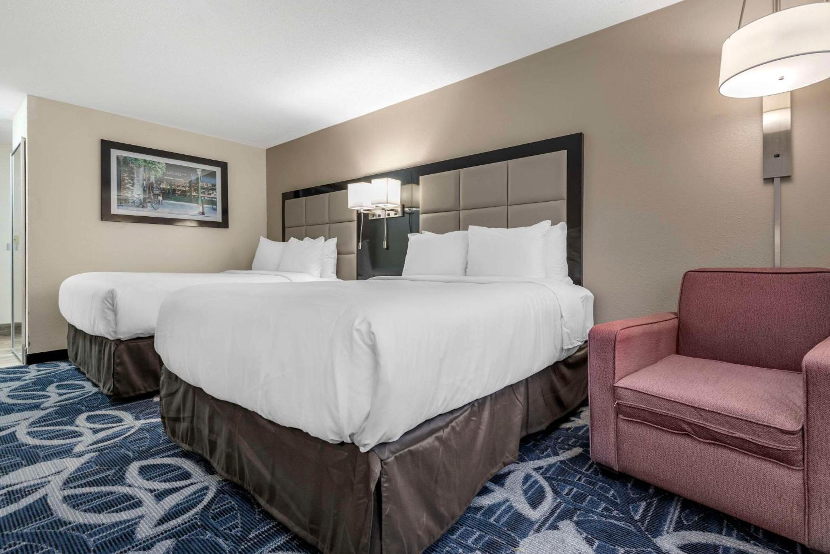 Standard Queen Room with Two Queen Beds - Non Smoking  - Photo 4