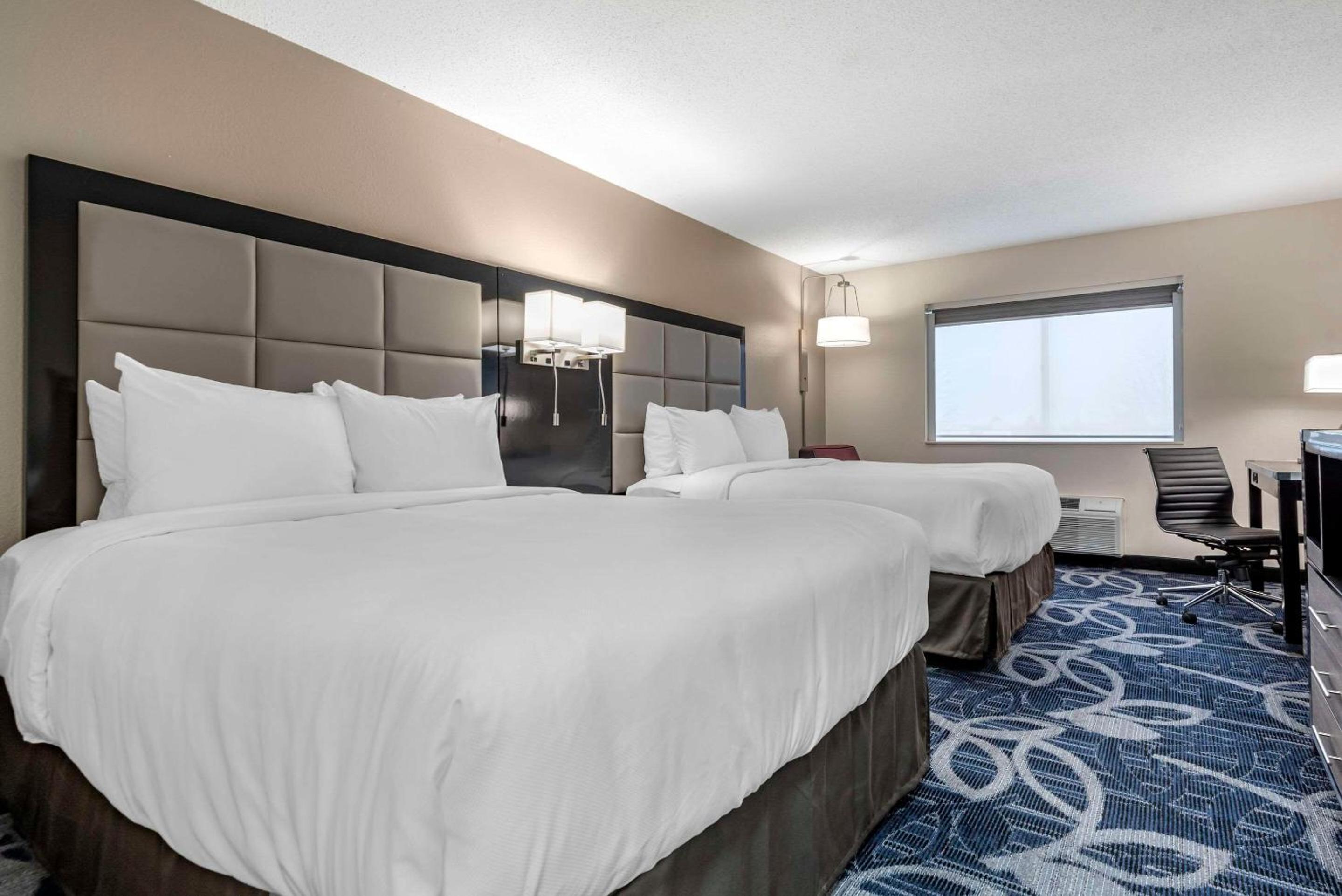 Standard Queen Room with Two Queen Beds - Non Smoking  - Photo 5