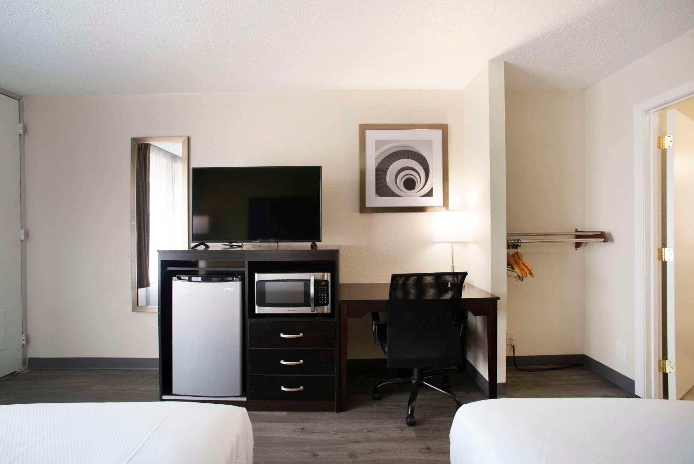 Efficiency Business Double Room with Two Double Beds - Accessible/Non-Smoking - Photo 2