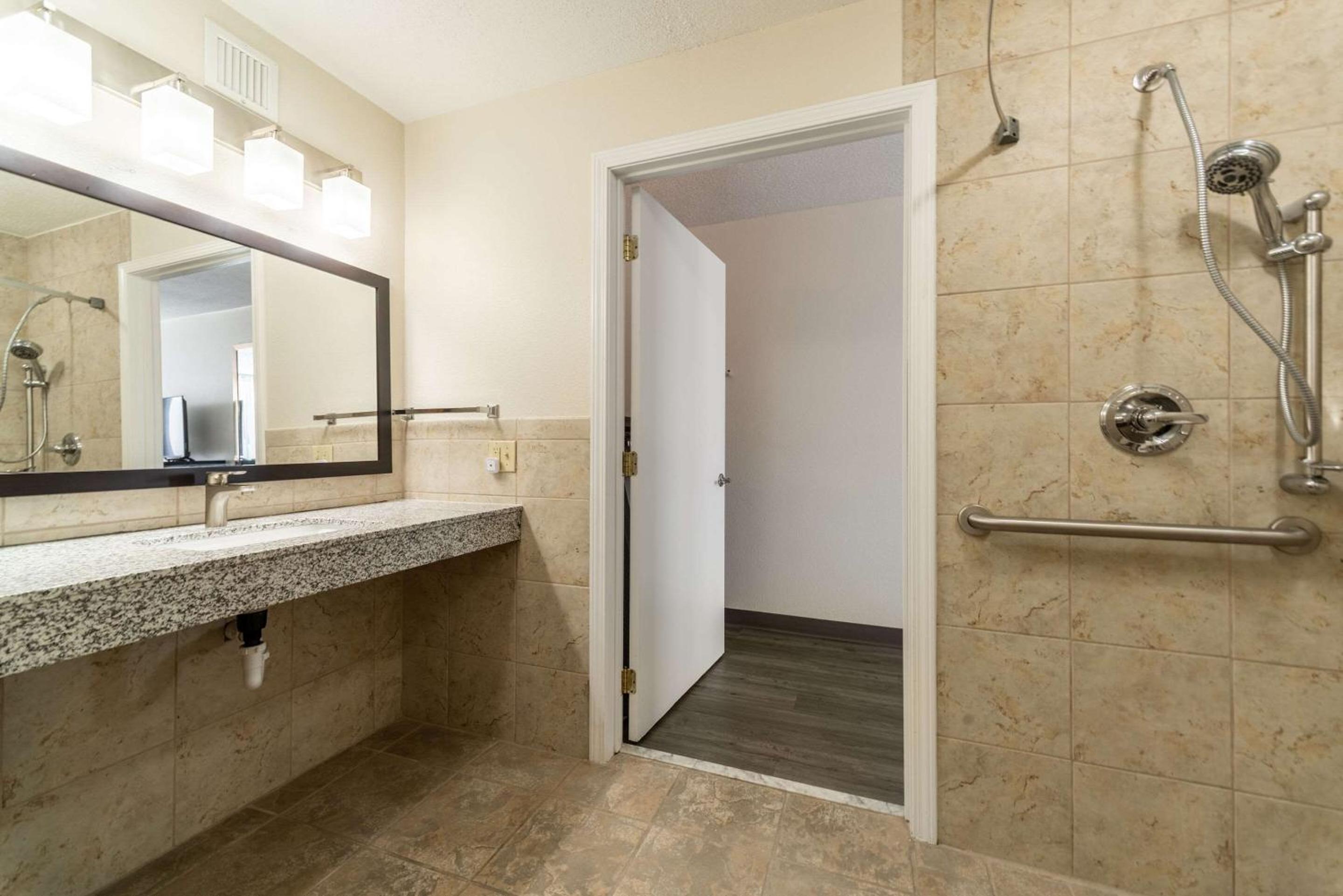 King Room - Disability Access - Photo 5
