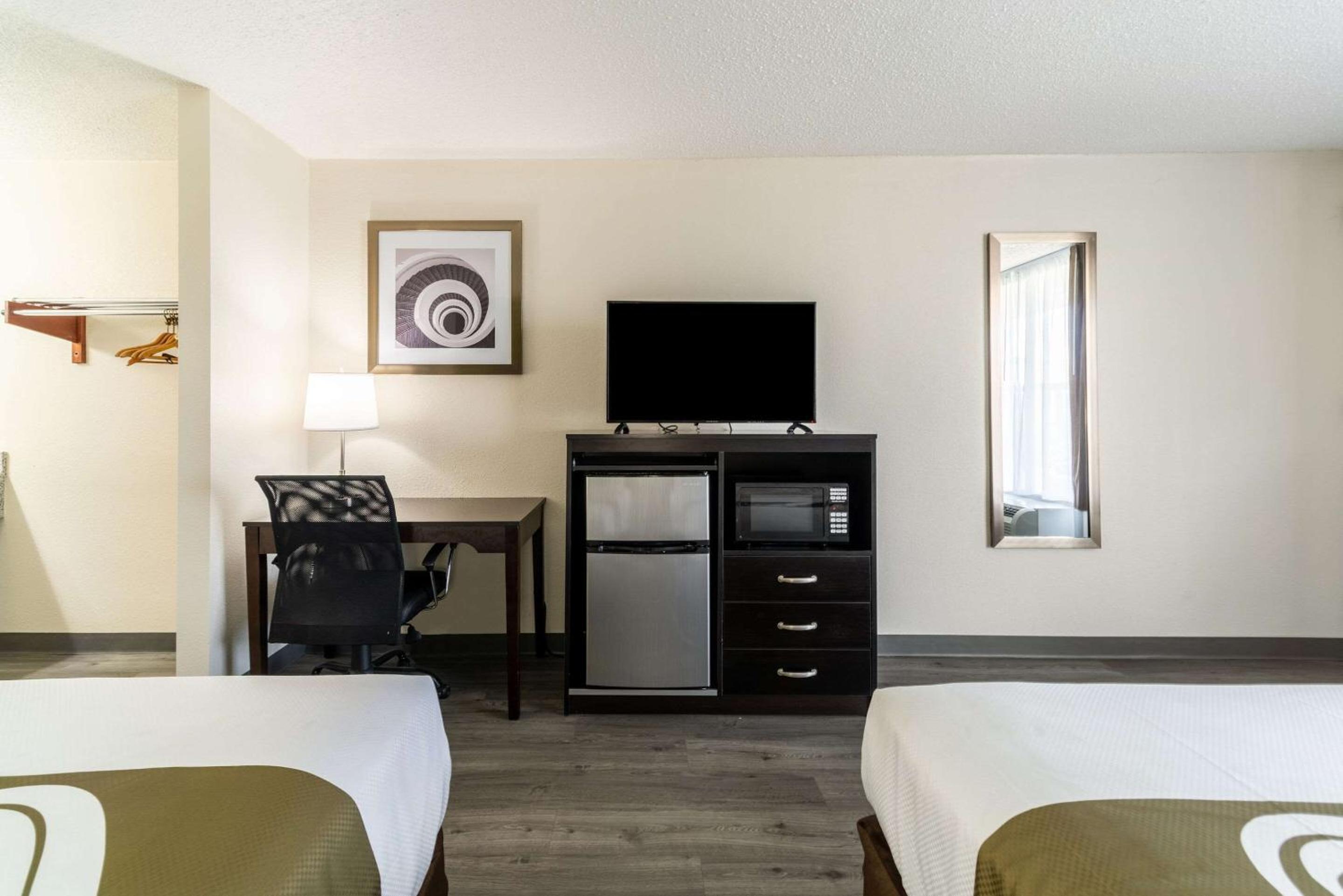 Double Room with Two Double Beds - Non-Smoking - Photo 4