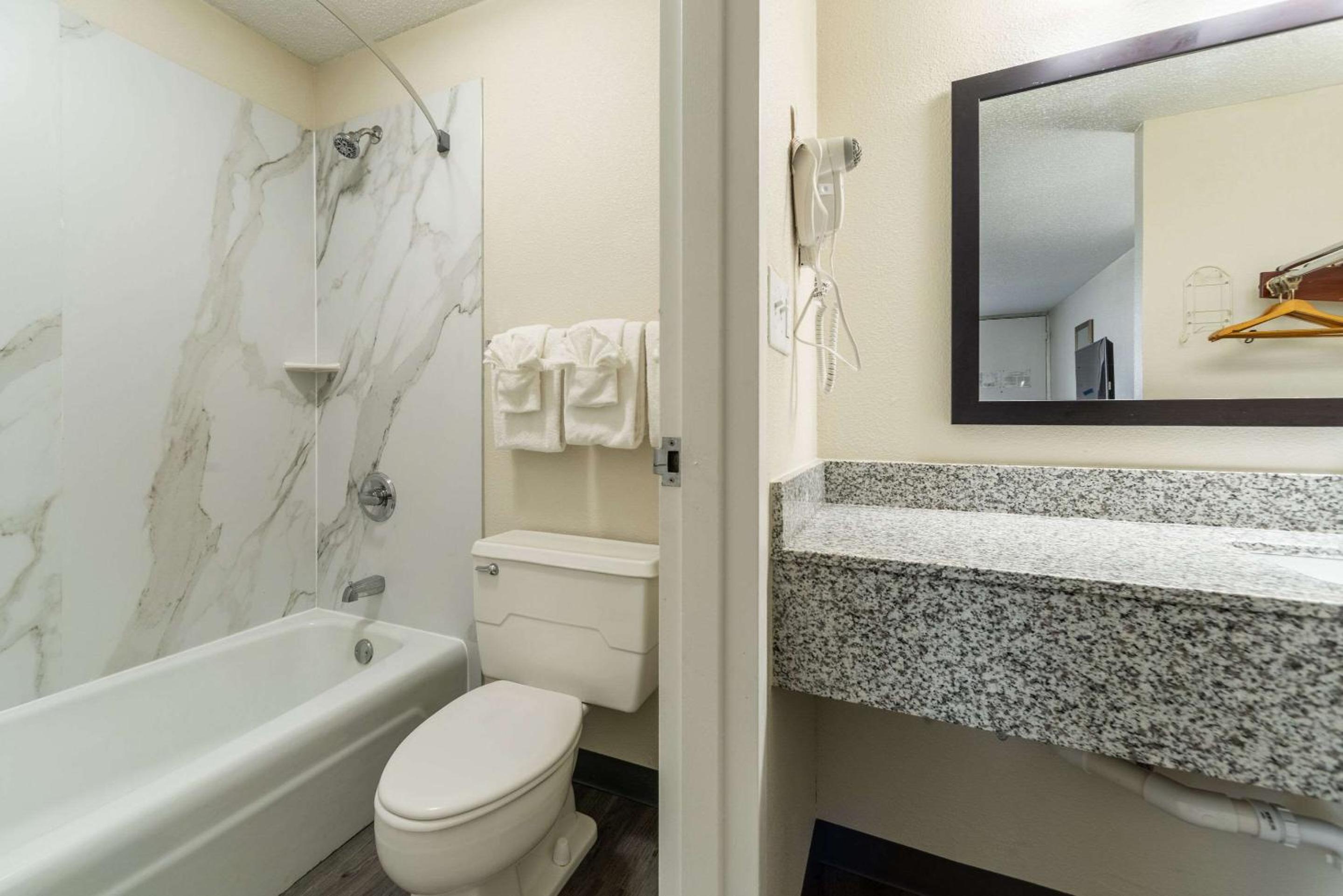 King Suite - Photo 2