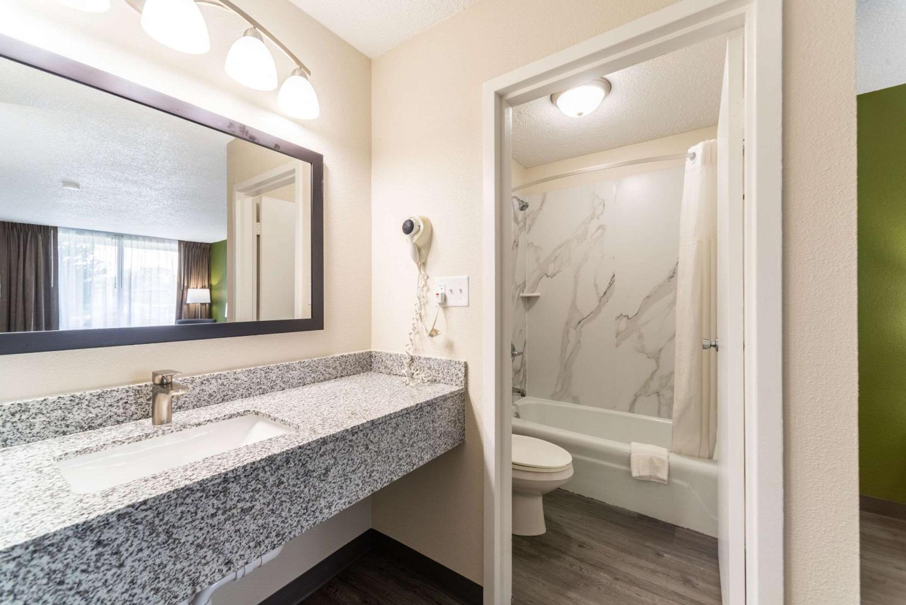King Suite - Photo 3