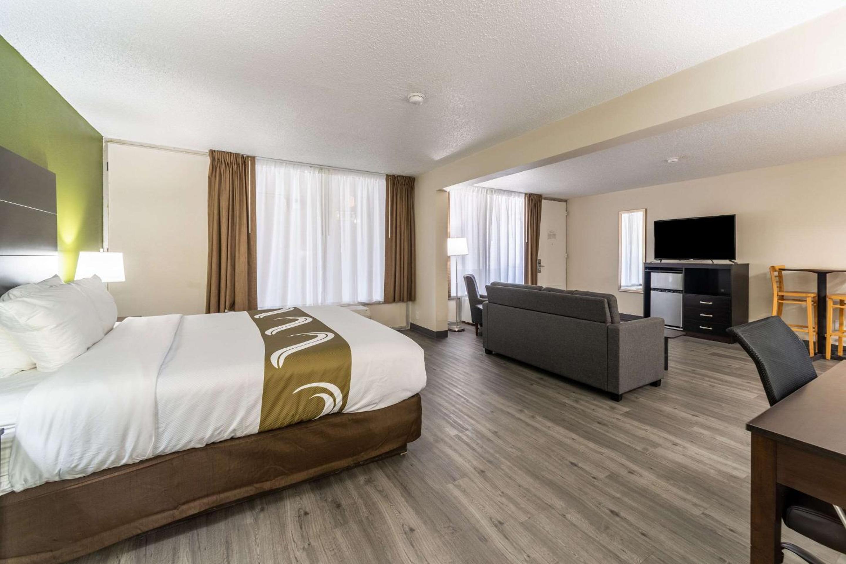 Efficiency King Suite - Non-Smoking - Photo 5