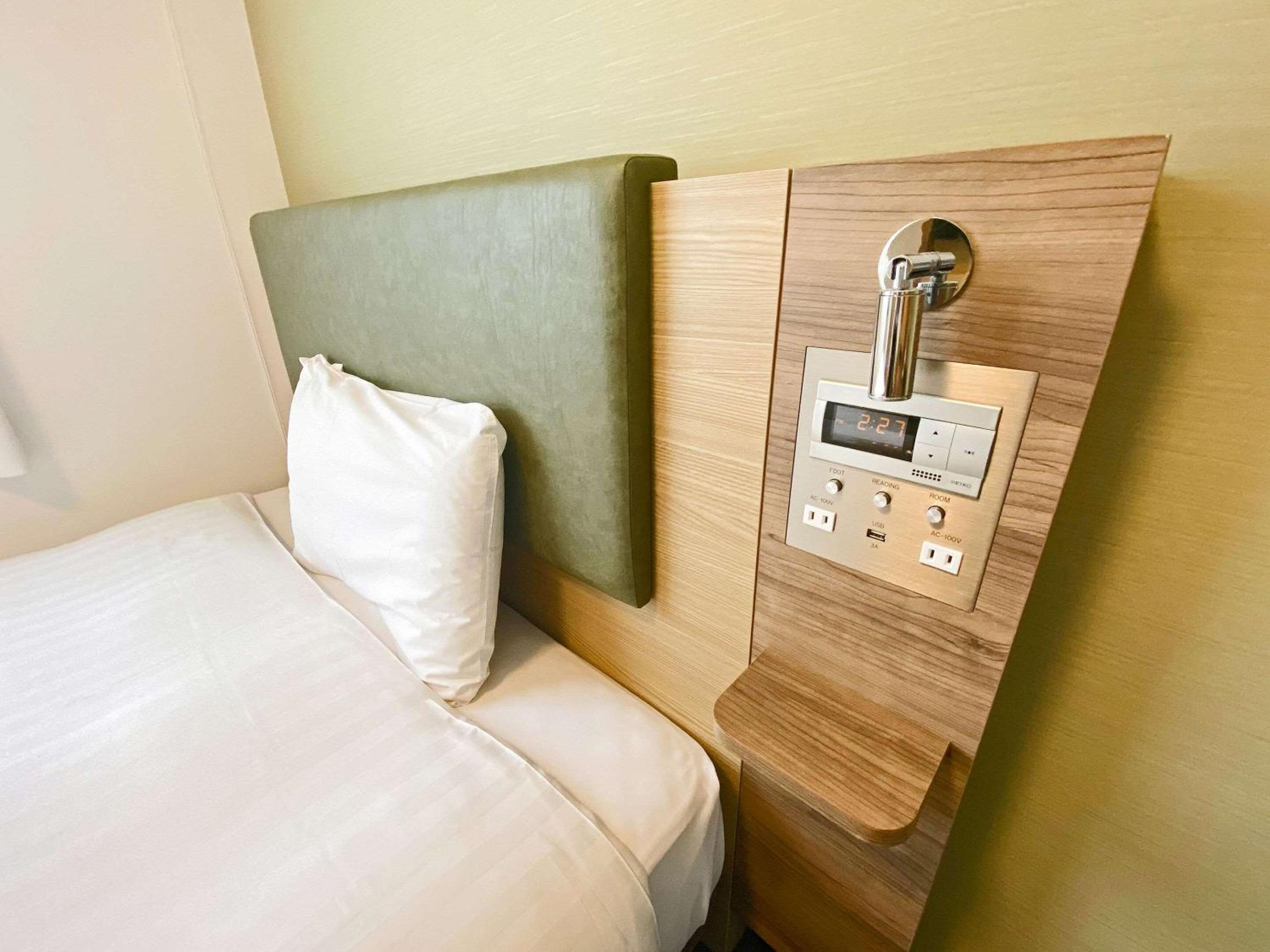 Double Room - Non-Smoking thumbnail 5