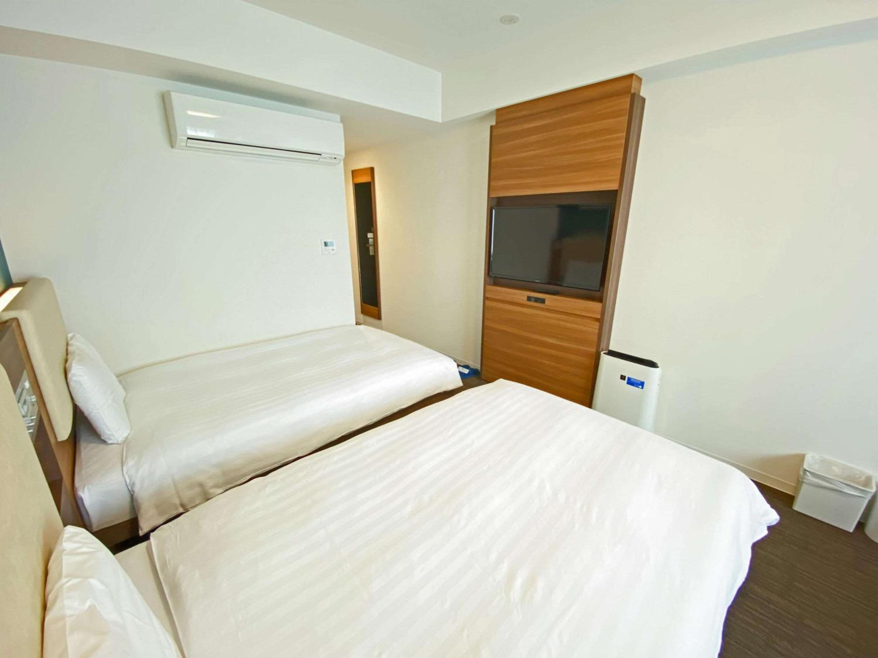 Superior Twin Room - Non-Smoking thumbnail 6