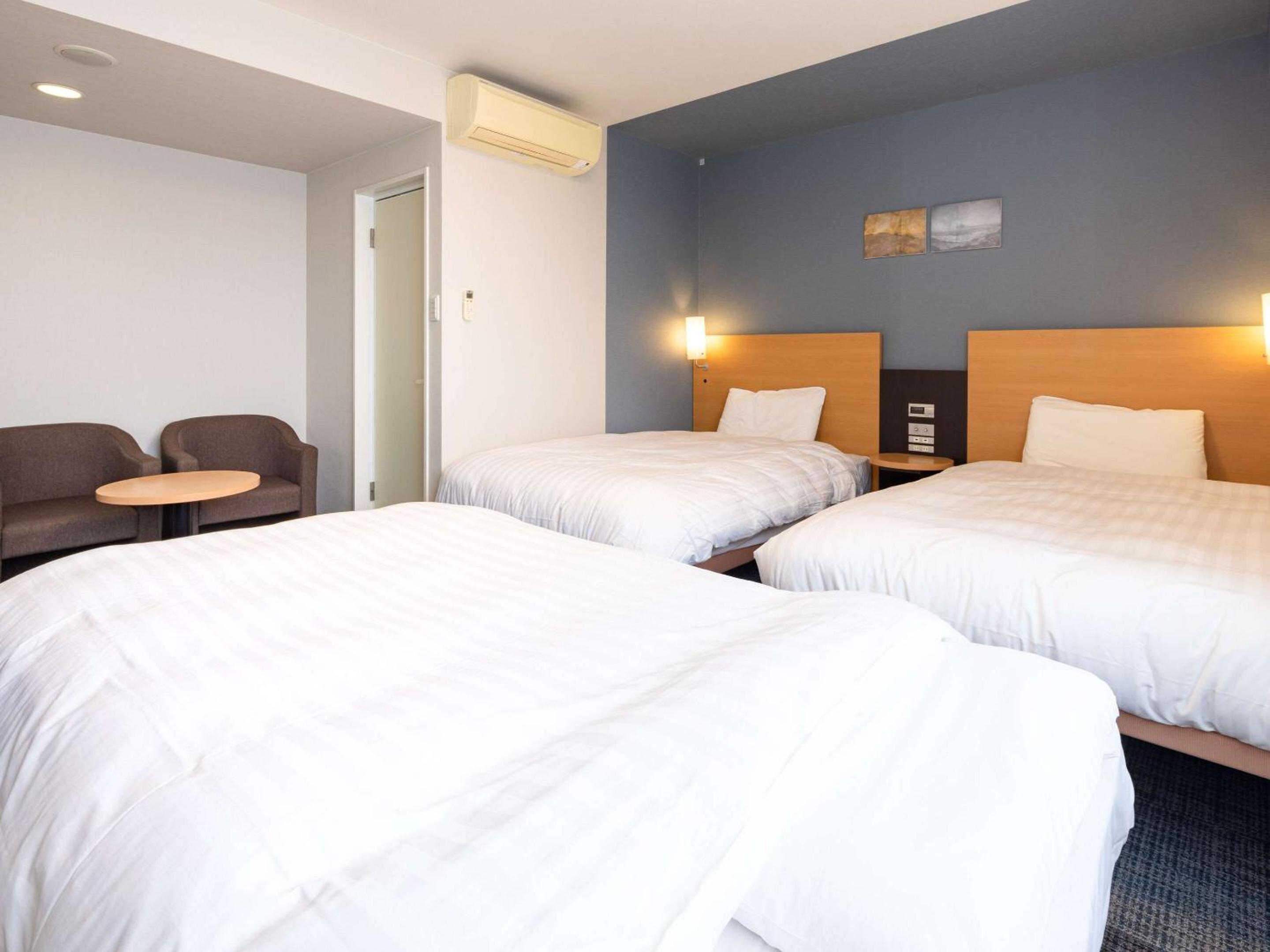 Twin Room - Non Smoking photo 3