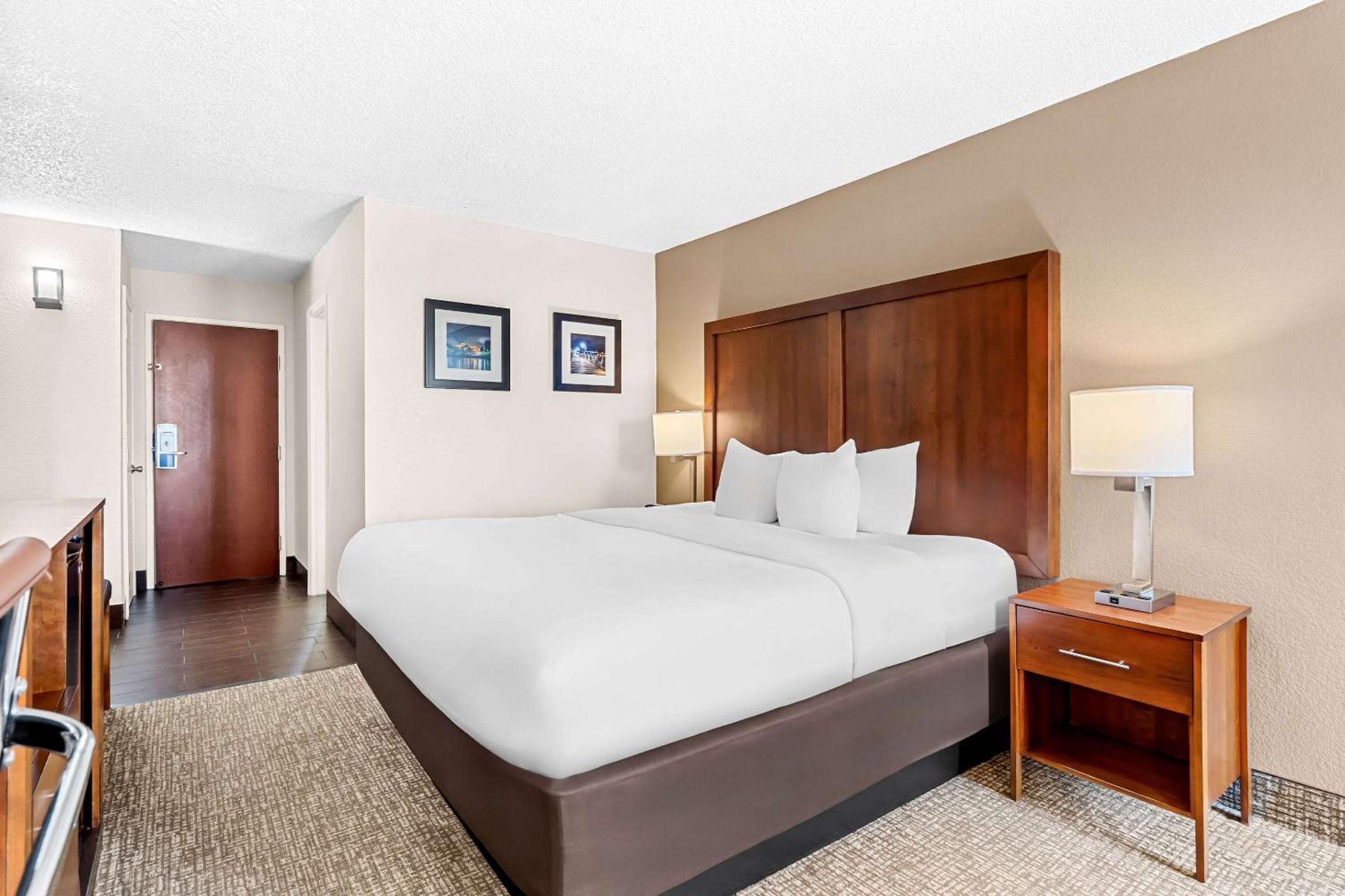 King Room - Non-Smoking photo 2