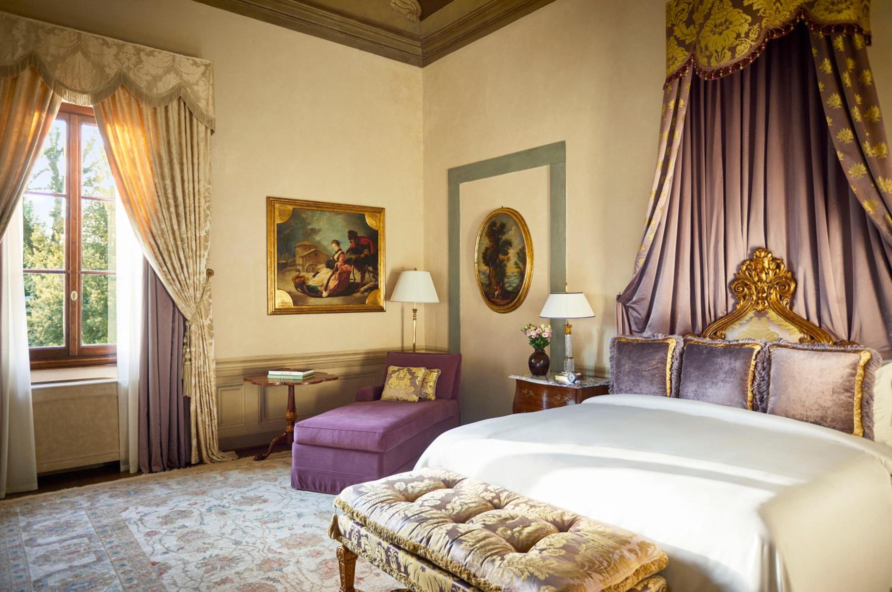 Royal Suite with King Bed thumbnail 5