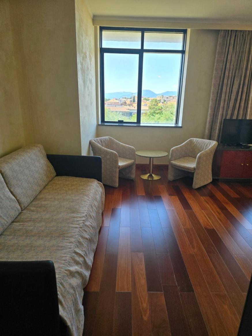 Suite with Hot Tub - Photo 10