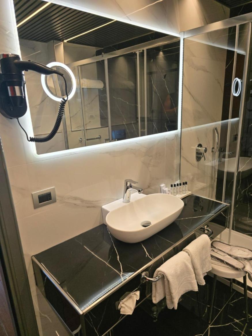 Suite with Hot Tub - Photo 2