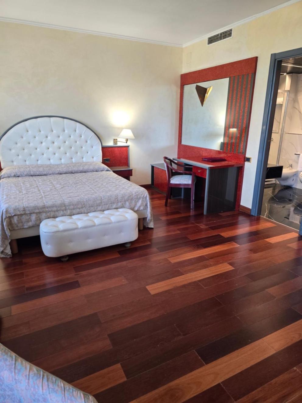 Suite with Hot Tub - Photo 14