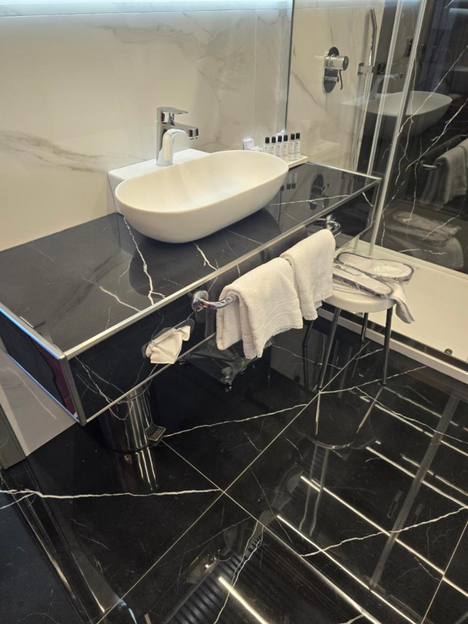 Suite with Hot Tub - Photo 6