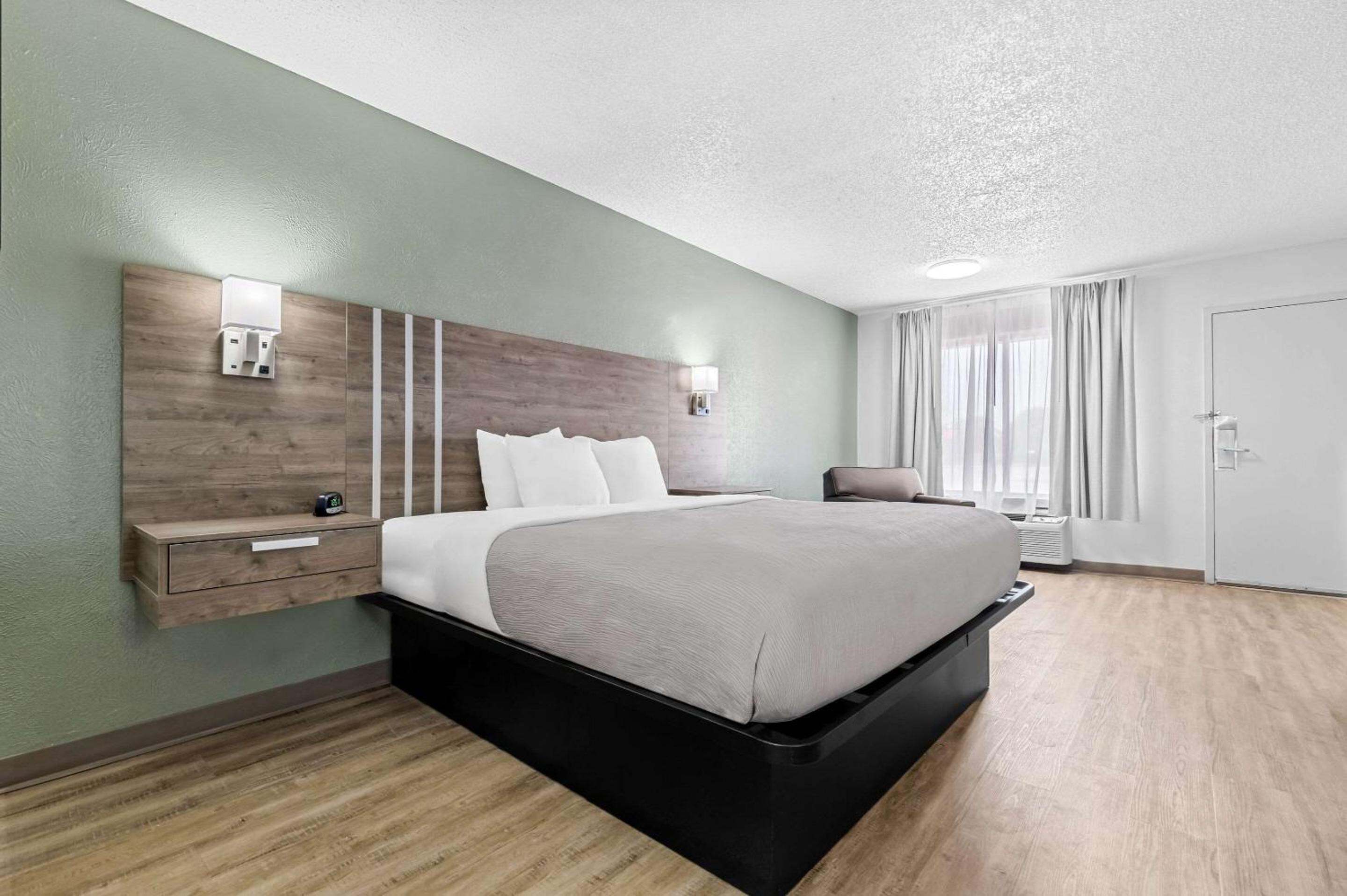 King Room - Non-Smoking - Photo 1