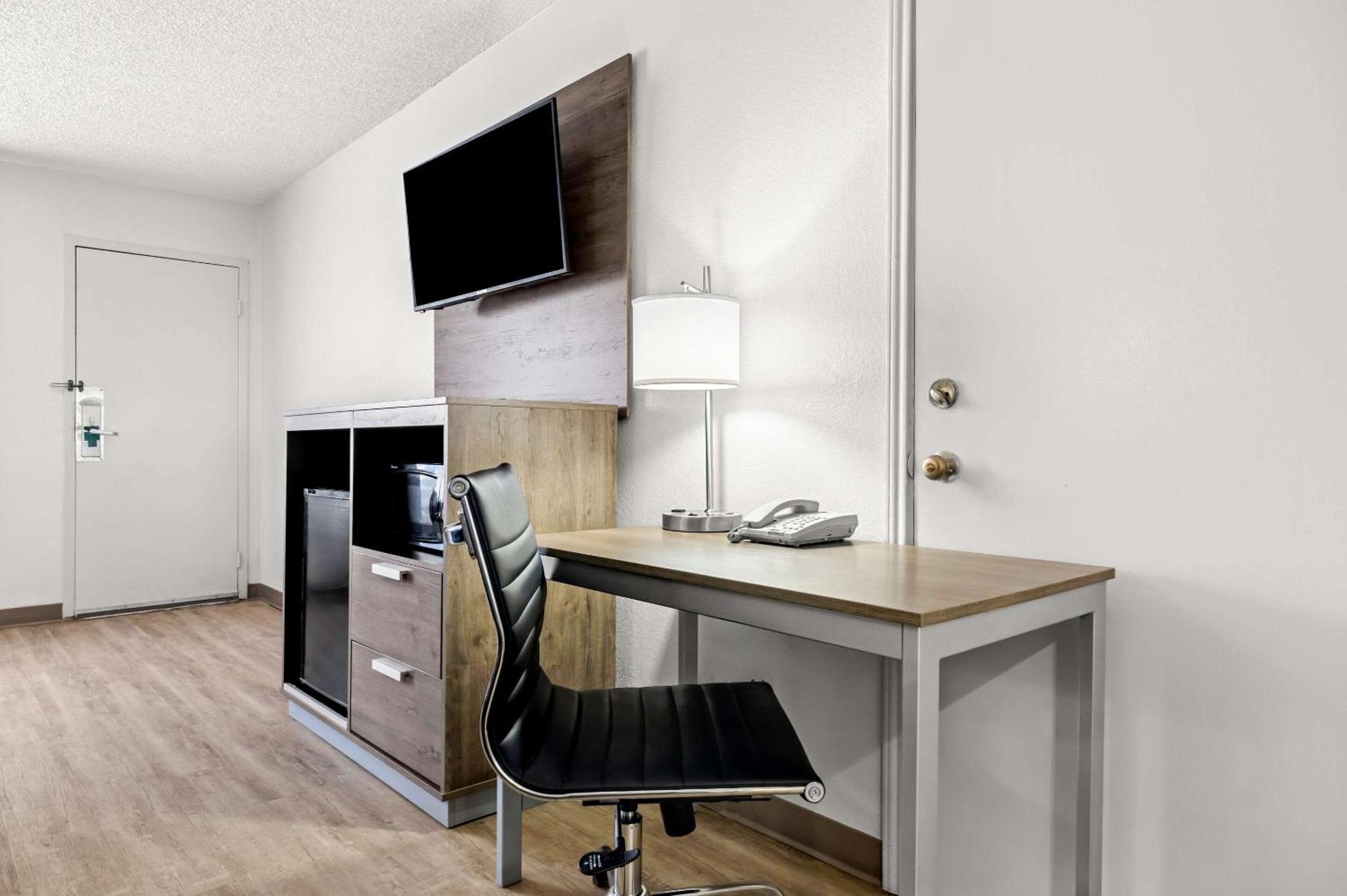 King Room - Non-Smoking - Photo 4