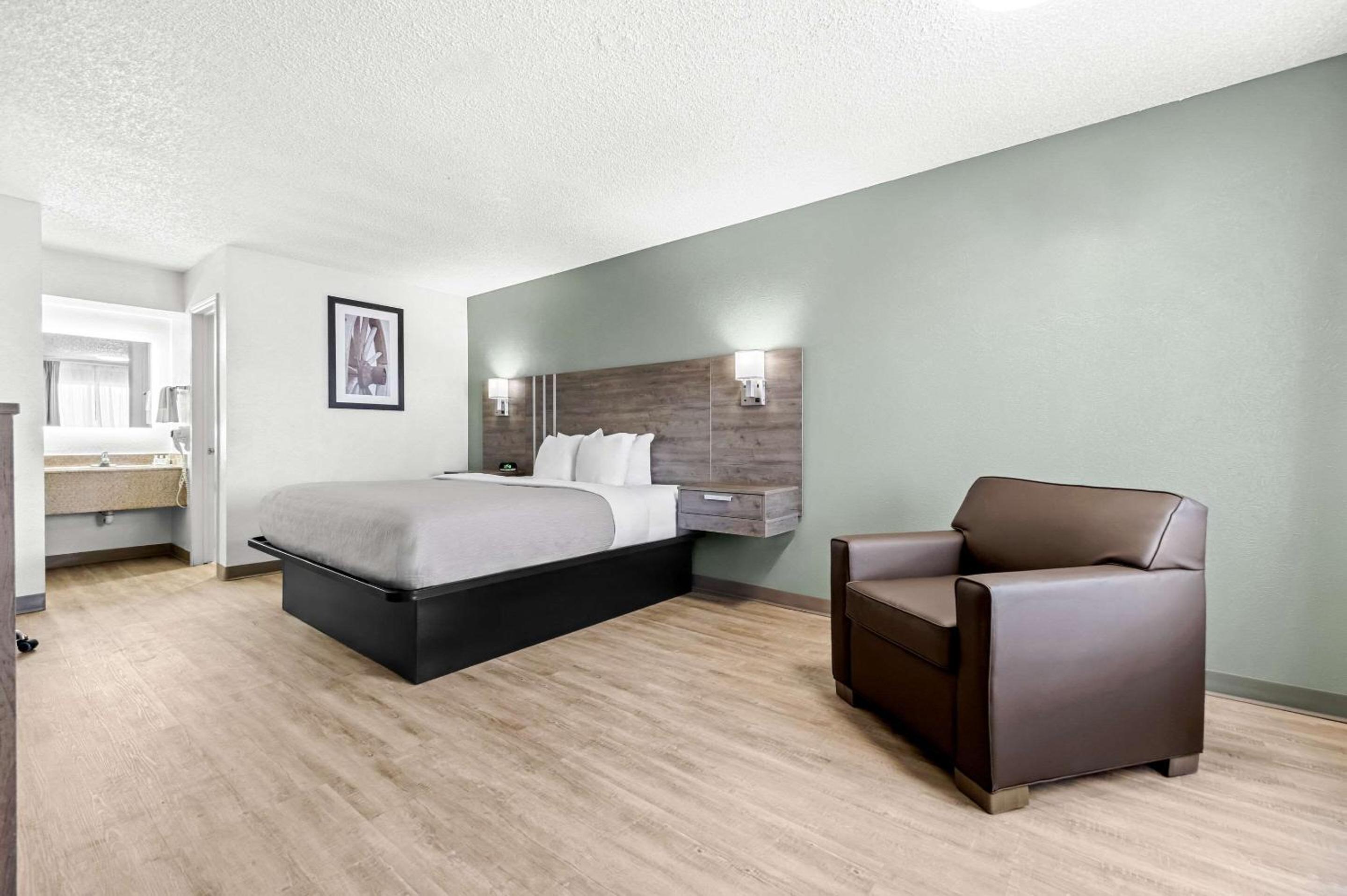King Room - Non-Smoking - Photo 3