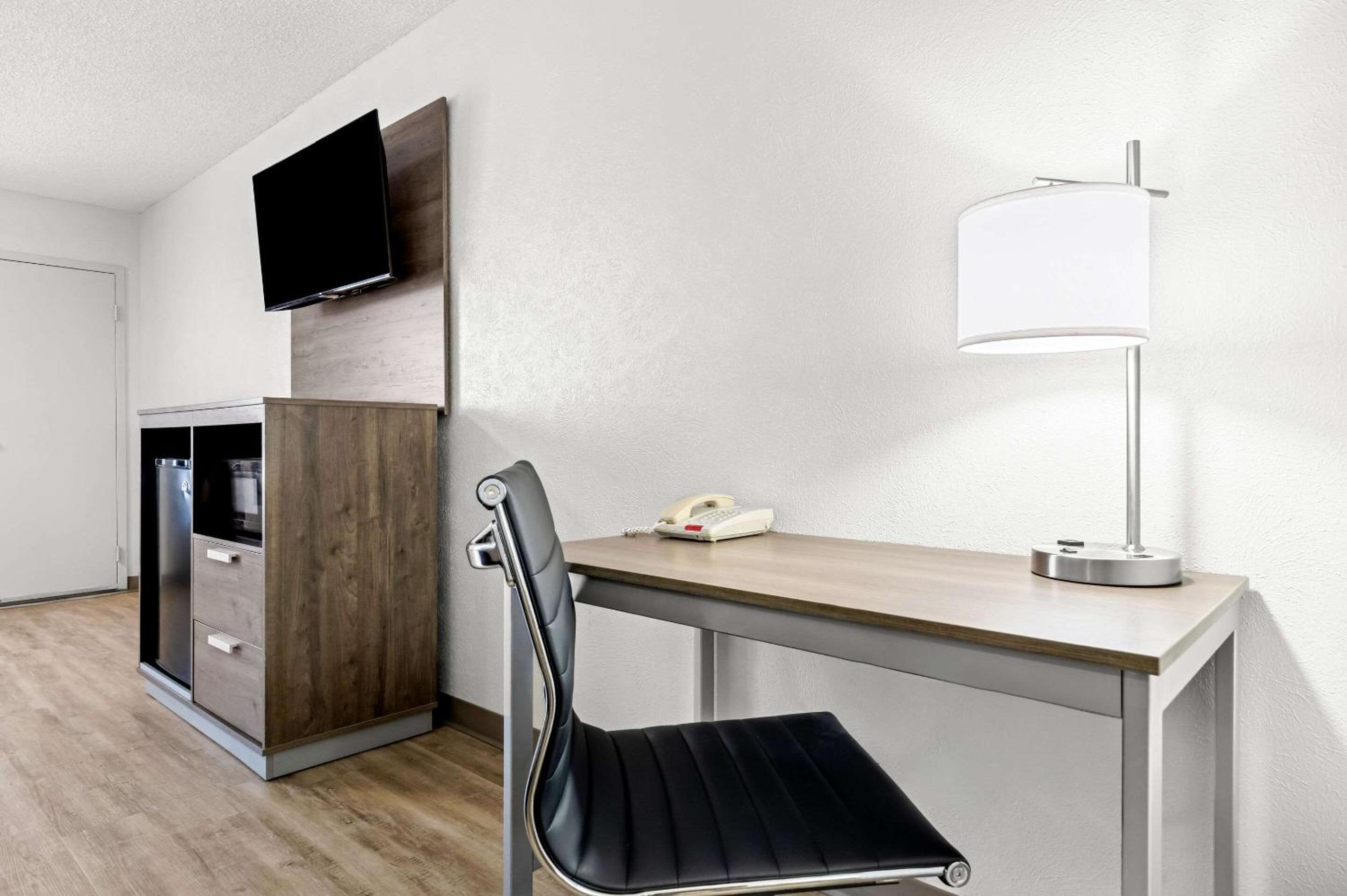 King Room - Non-Smoking - Photo 2