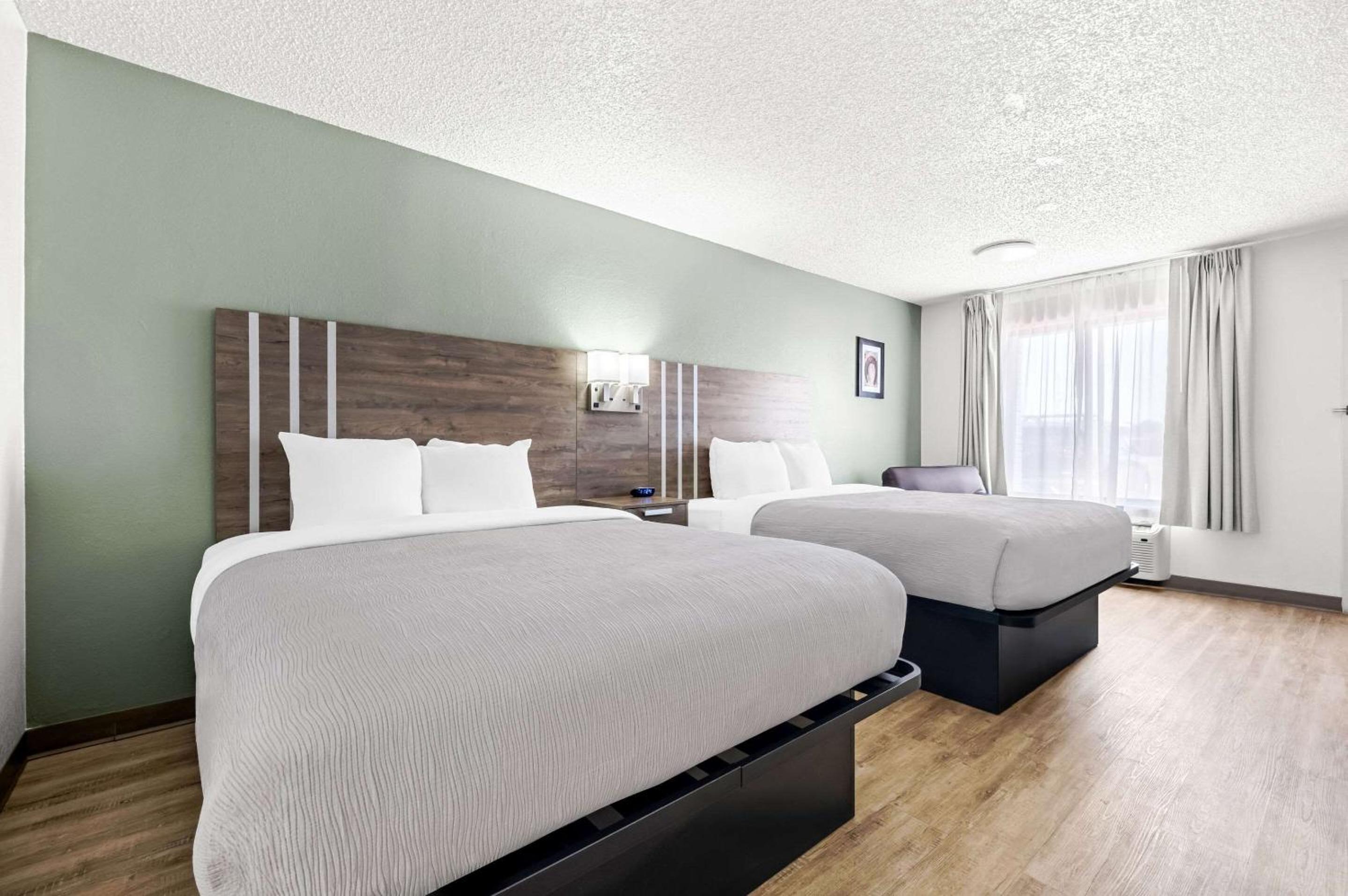Queen Room with Two Queen Beds - Non-Smoking - Photo 1