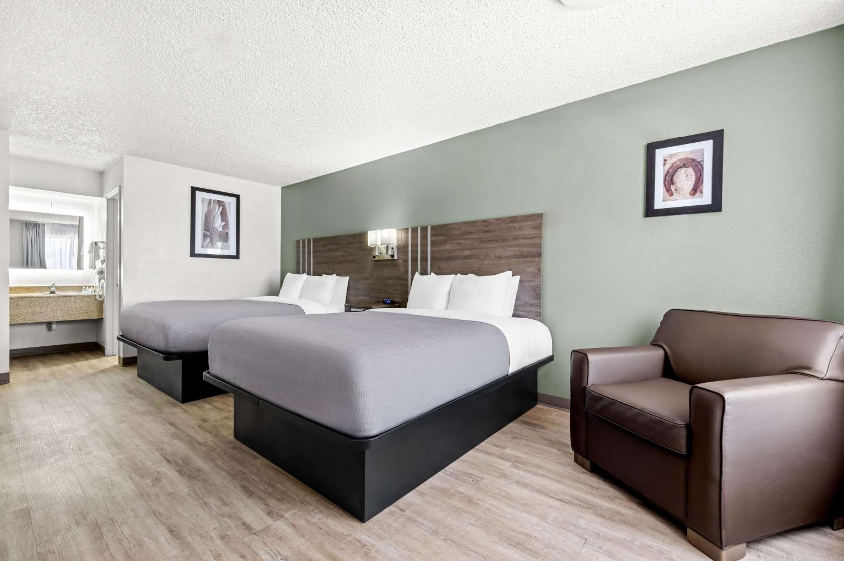 Queen Room with Two Queen Beds - Non-Smoking - Photo 2