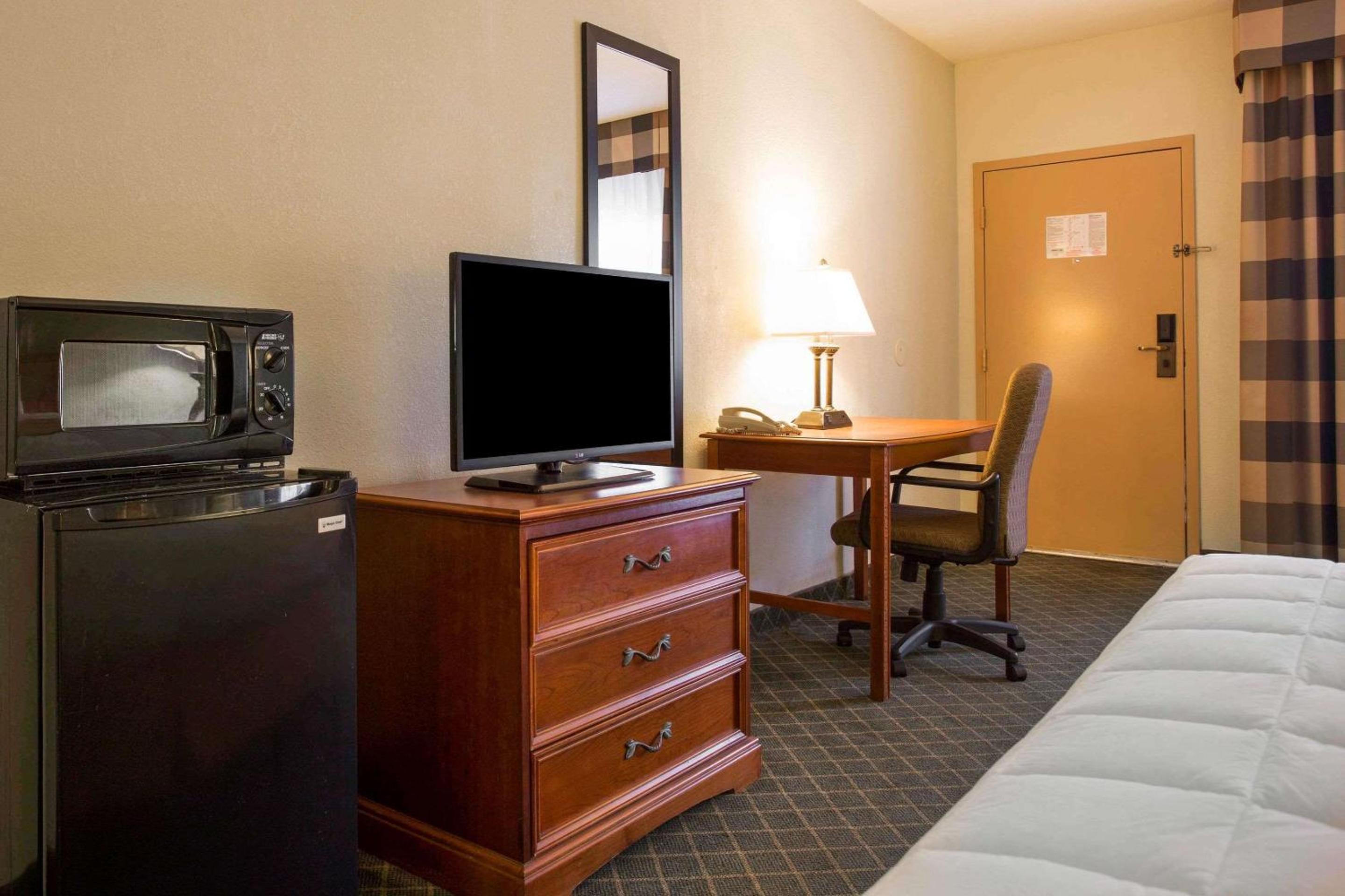 King Room - Non-Smoking photo 2