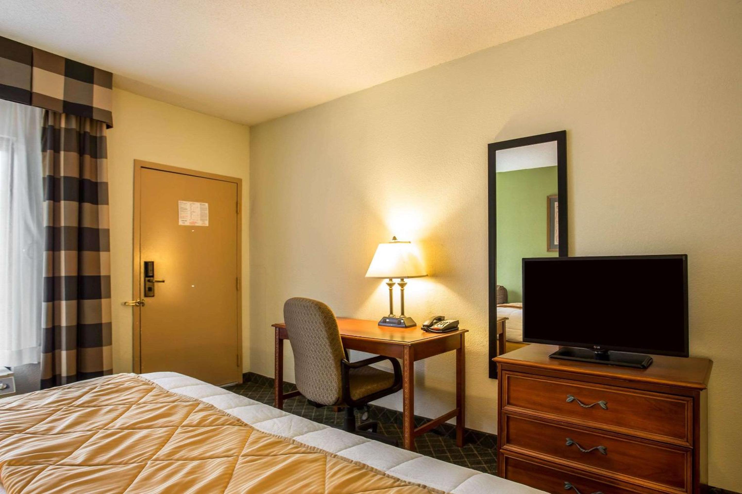 King Suite - Non-Smoking photo 2
