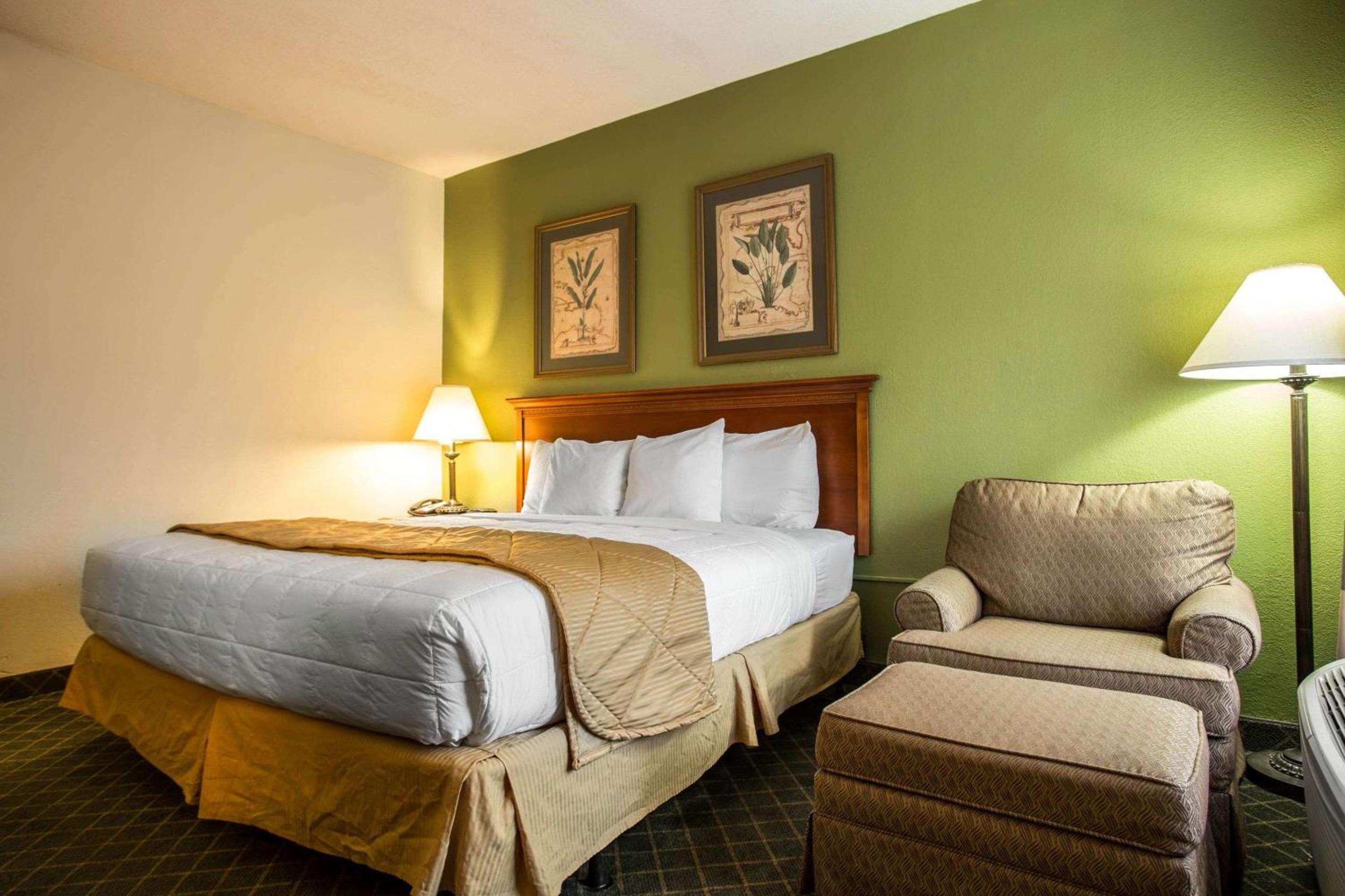 King Room with Roll-in-Shower - Accessible/Non-Smoking photo 3