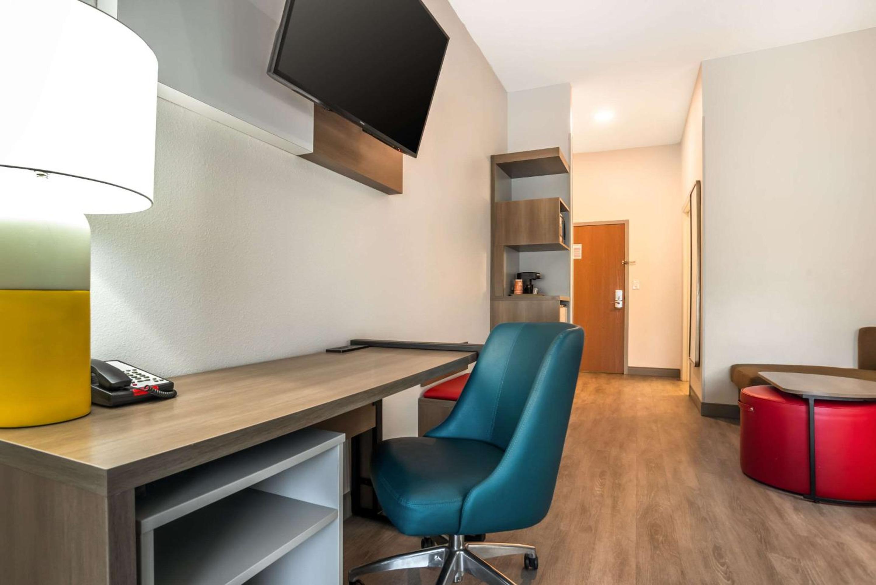 King Suite - Non-Smoking - Photo 5