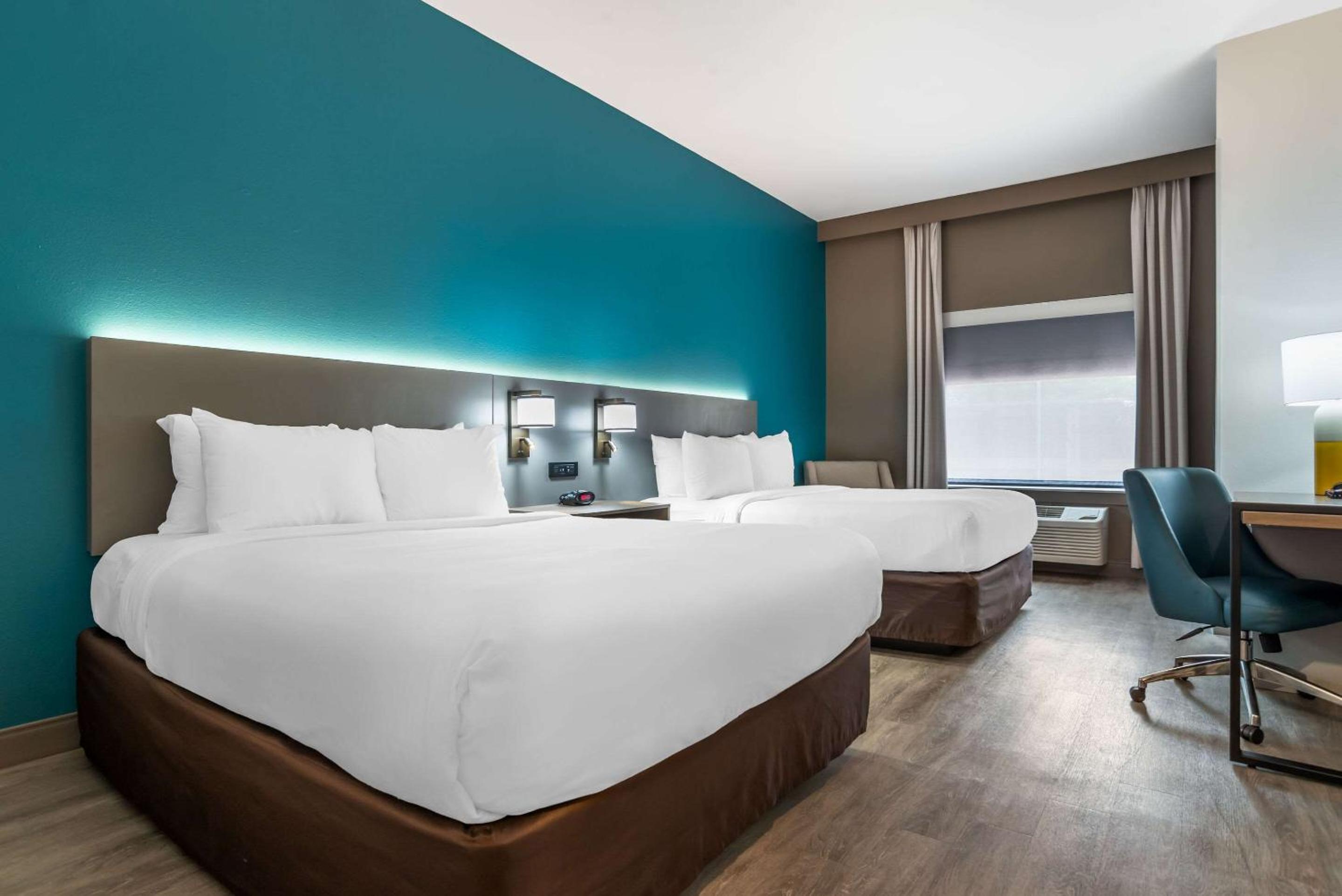 Queen Room with Two Queen Beds - Accessible/Non Smoking - Photo 2