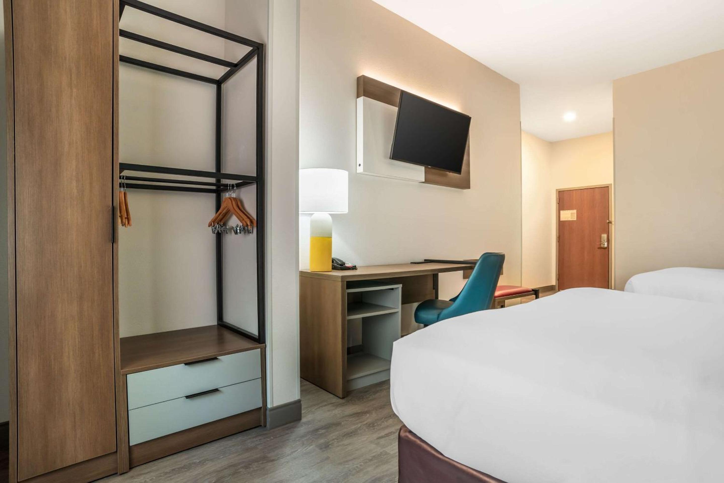 Queen Room with Two Queen Beds - Accessible/Non Smoking - Photo 3