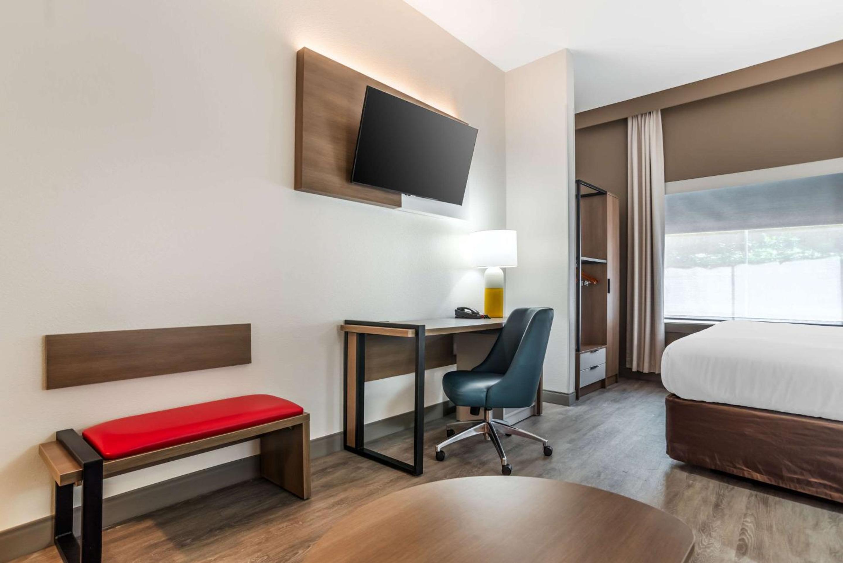 King Room - Accessible/Non-Smoking - Photo 2