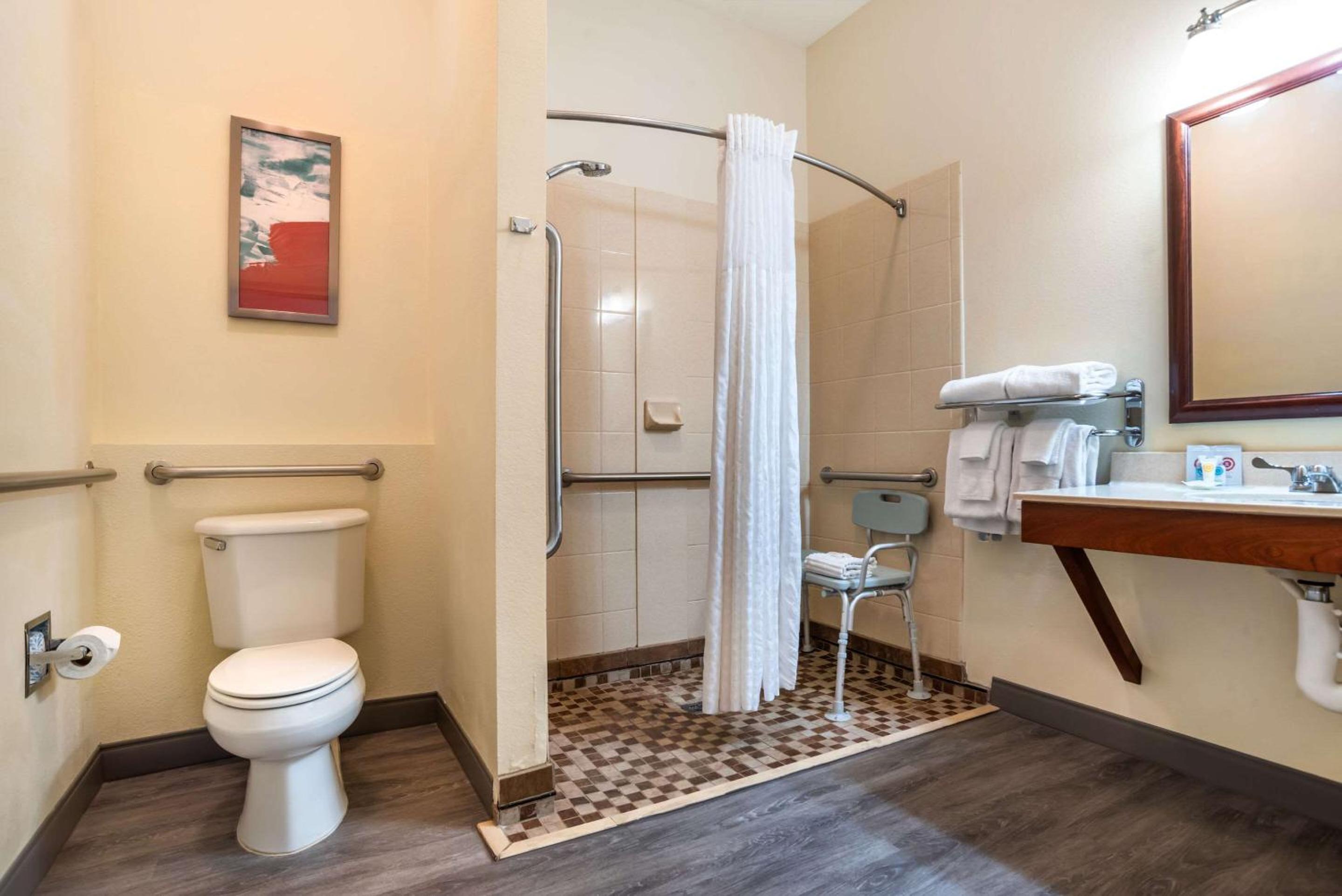King Room - Accessible/Non-Smoking - Photo 4