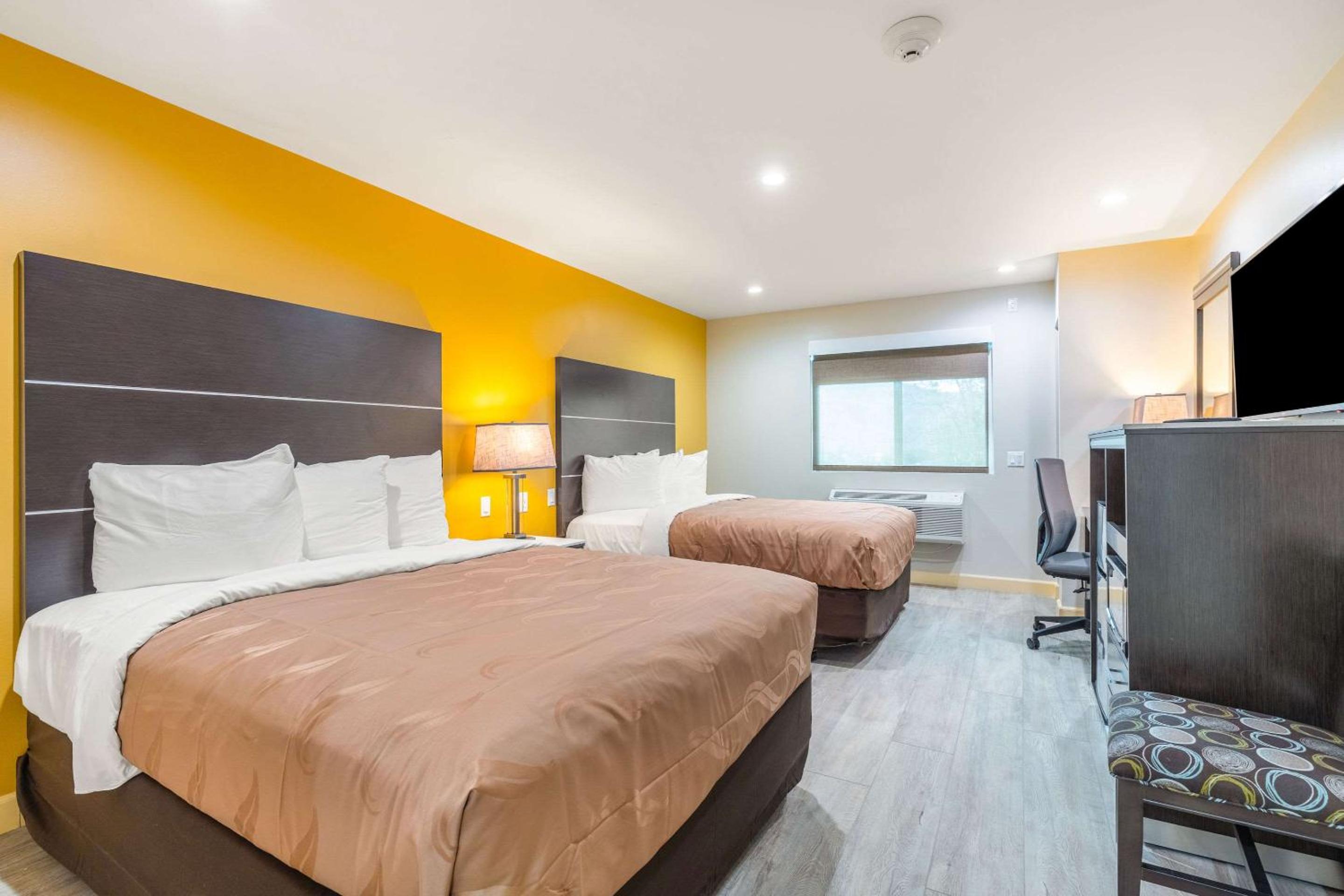 Queen Suite with Two Queen Beds - Accessible/Non-Smoking/1st Floor