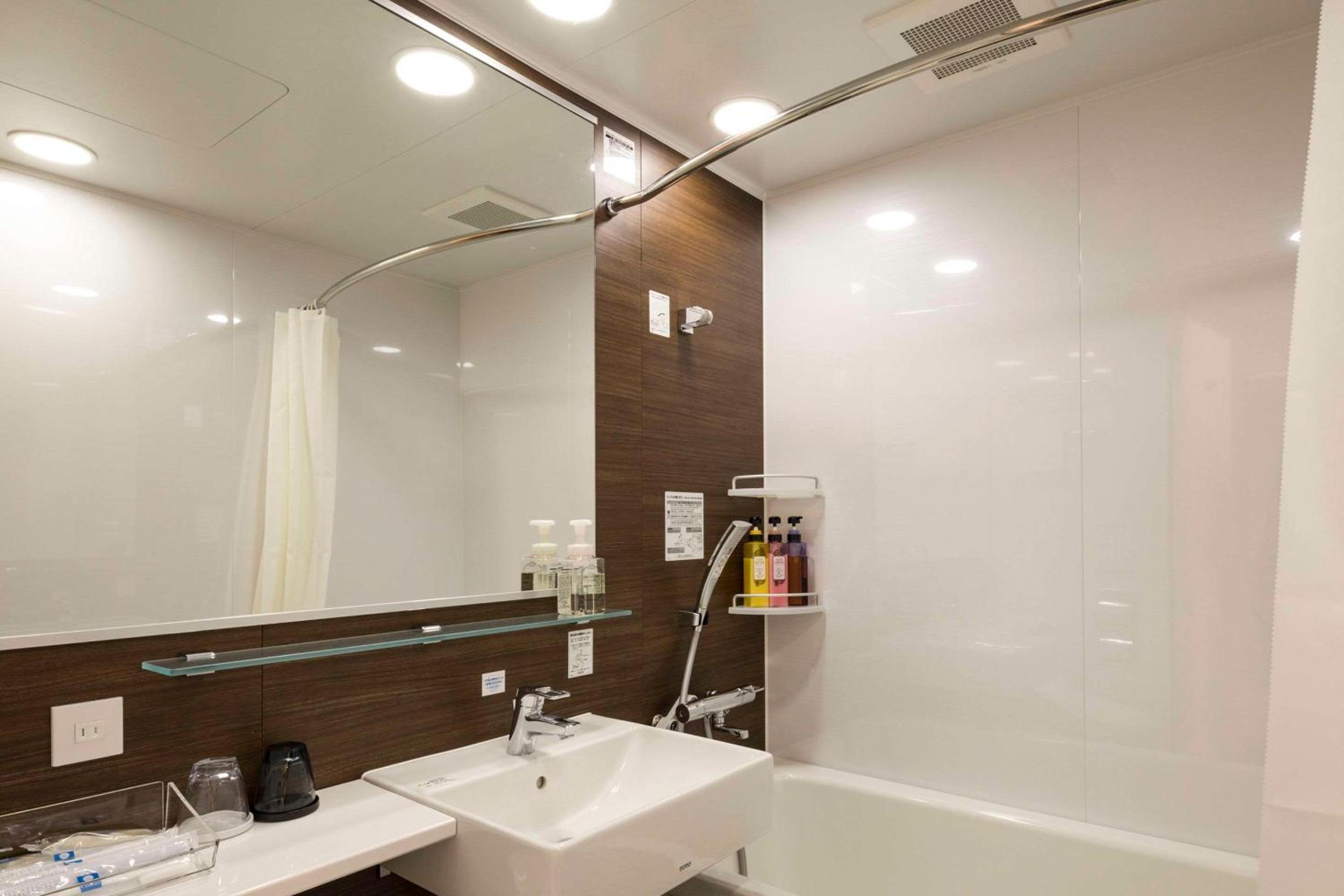 Twin Room - Non-Smoking photo 2