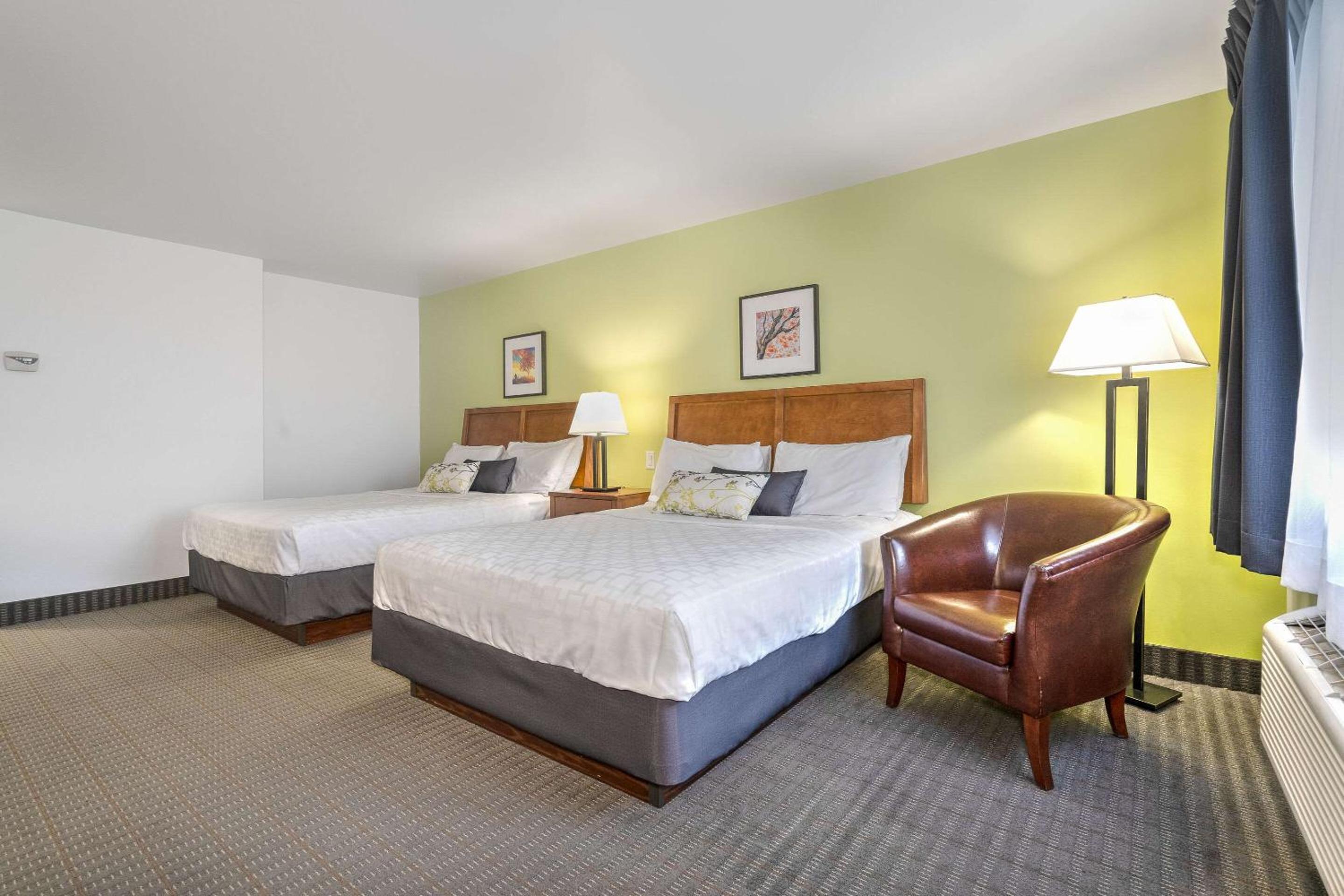 Standard Queen Room with Two Queen Beds and Balcony - Non-Smoking photo 1