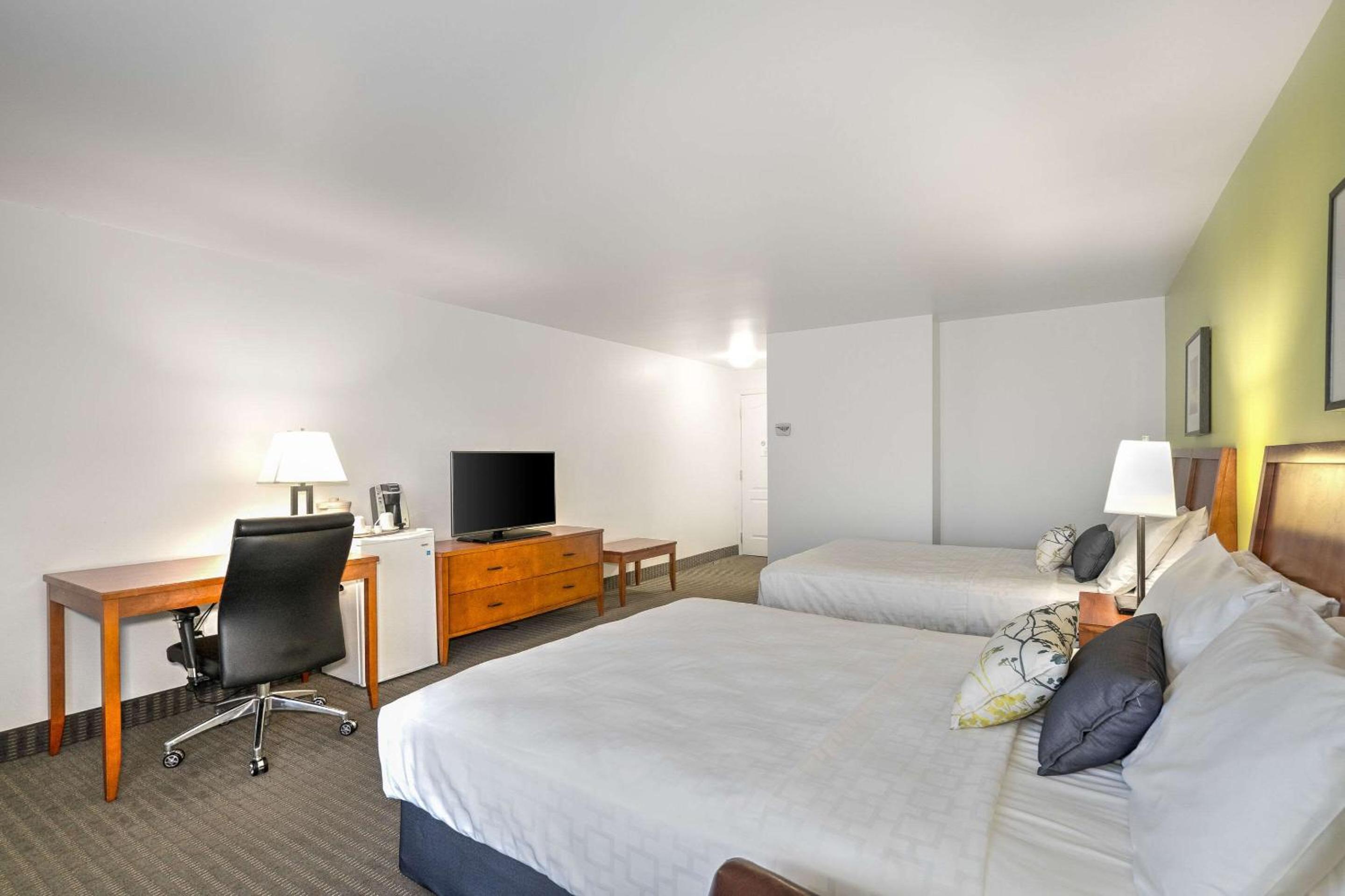 Standard Queen Room with Two Queen Beds and Balcony - Non-Smoking photo 2