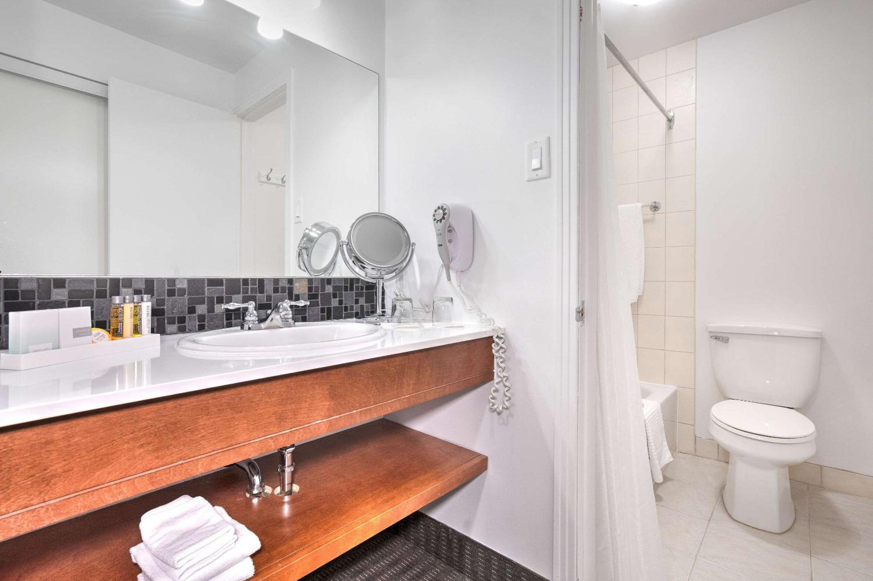 Standard Queen Room with Two Queen Beds and Balcony - Non-Smoking photo 3