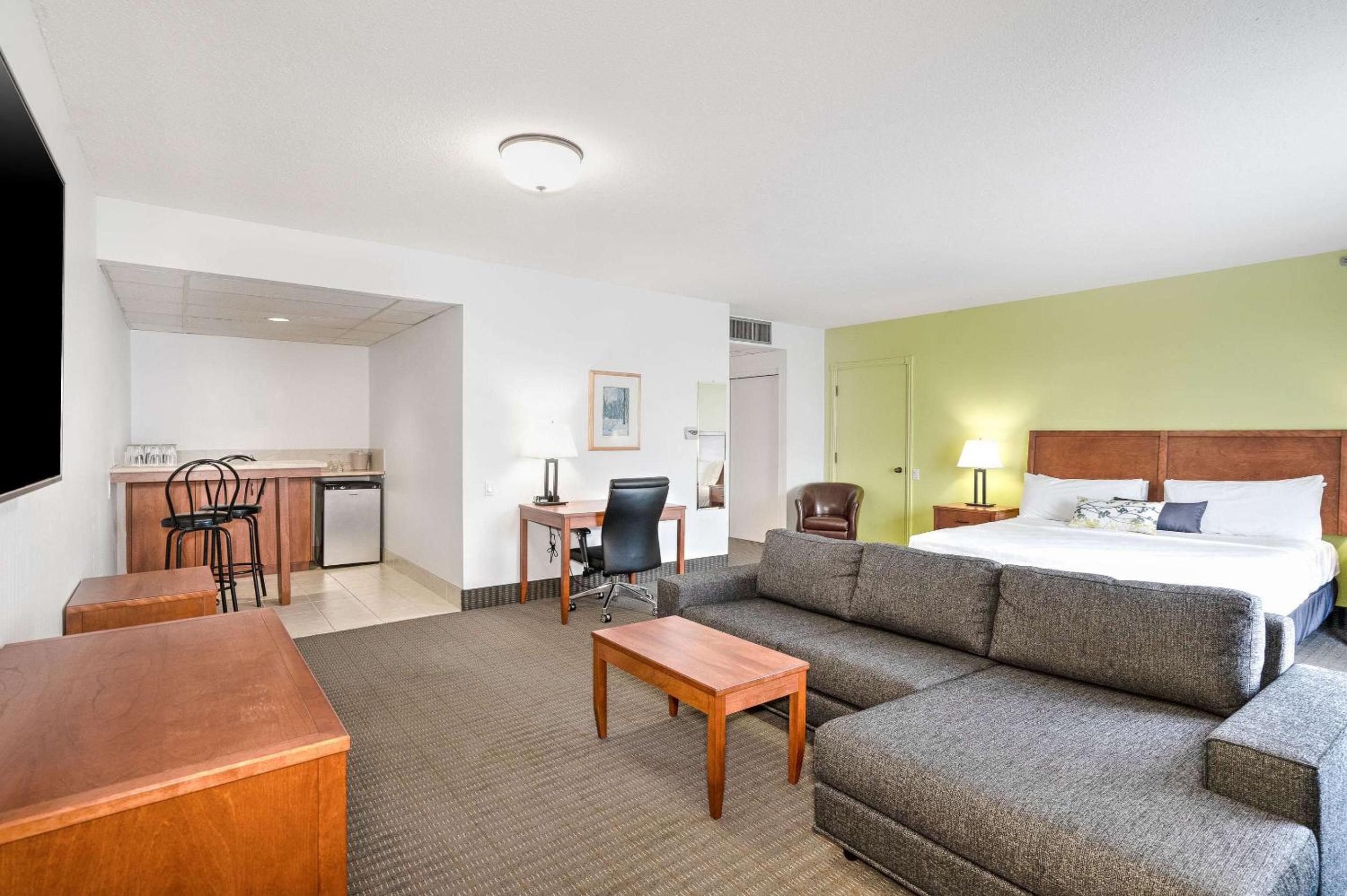 King Suite - Non-Smoking photo 2
