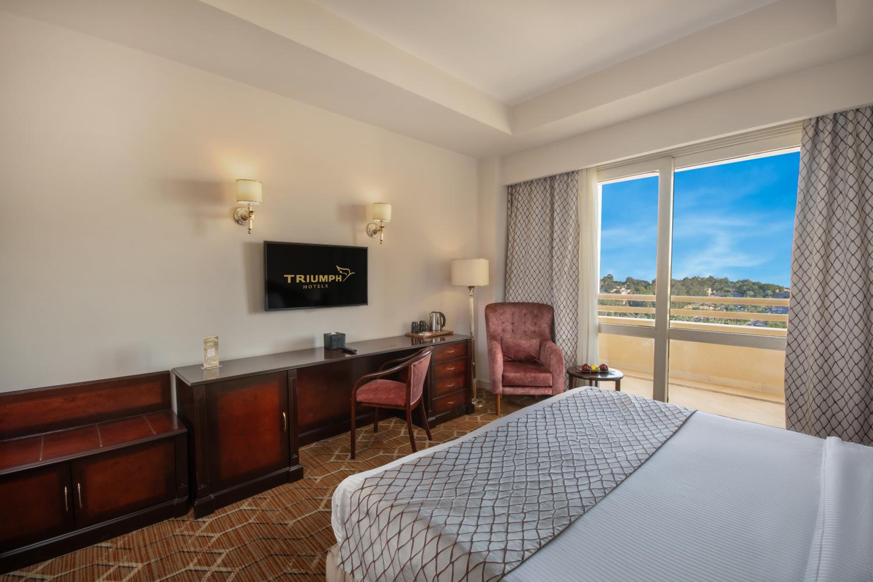 Deluxe Suite - King Bed thumbnail 5