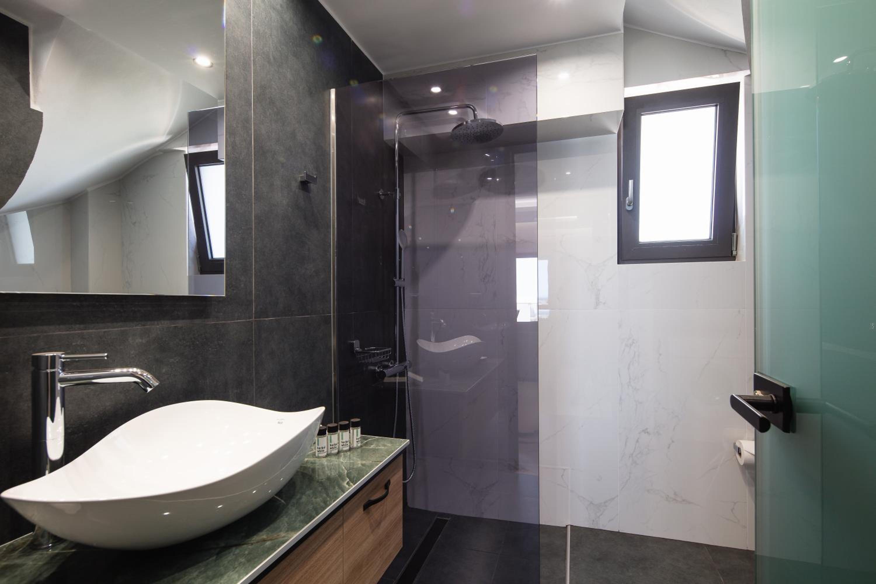 Two Bedroom Suite Split Level with Sea View - Photo 12