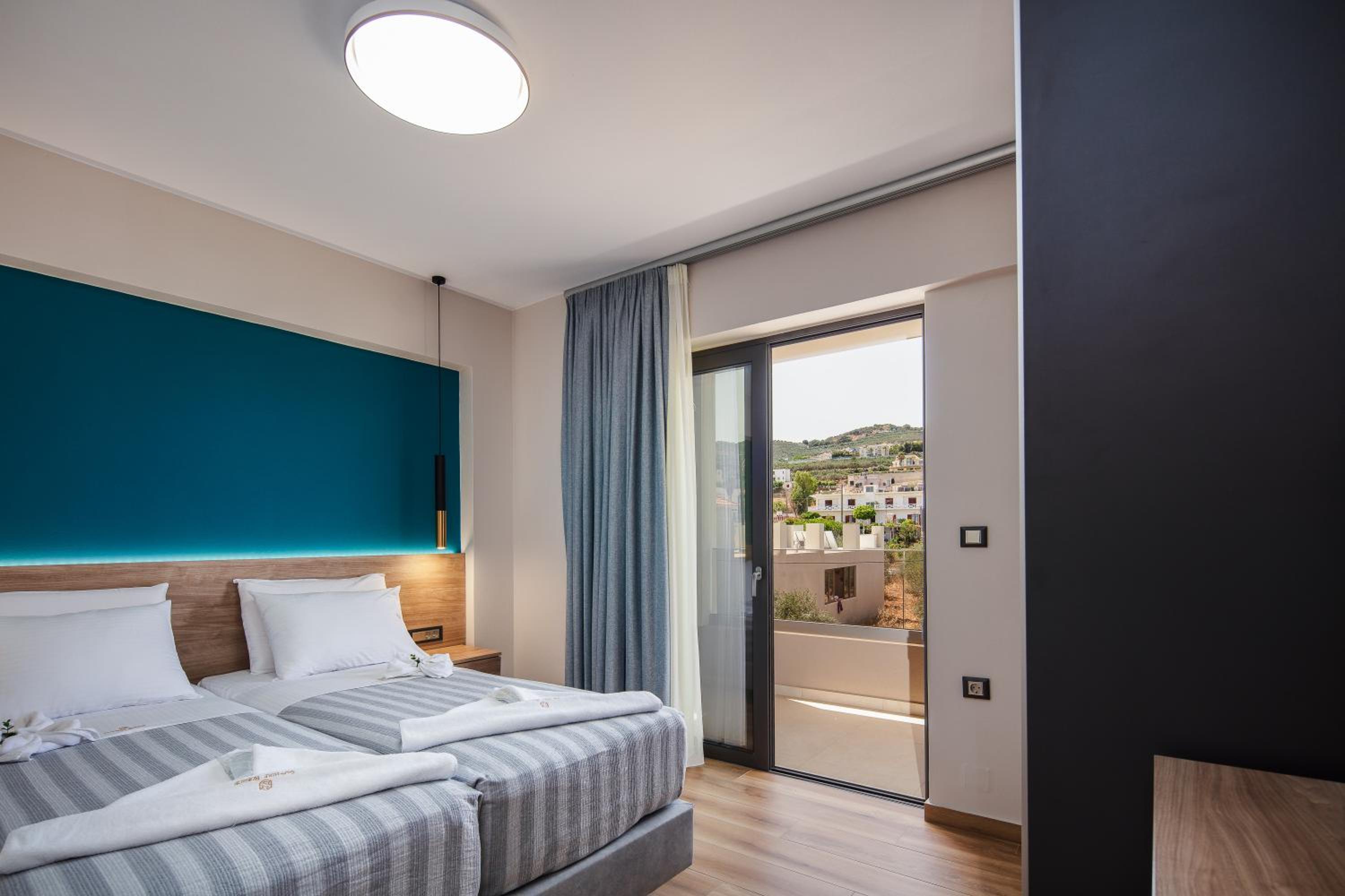 Two Bedroom Suite Split Level with Sea View - Photo 4