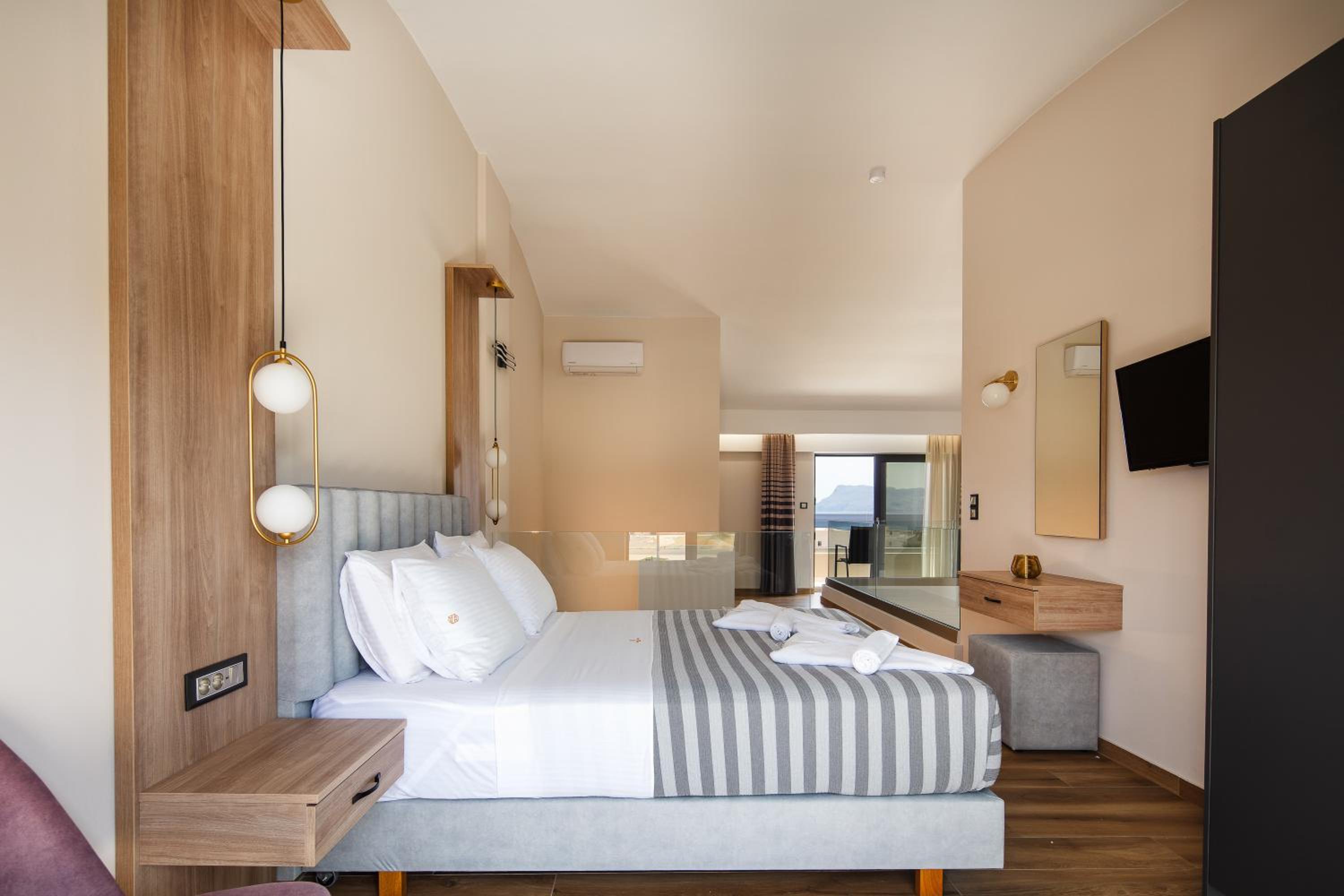 Two Bedroom Suite Split Level with Sea View - Photo 3