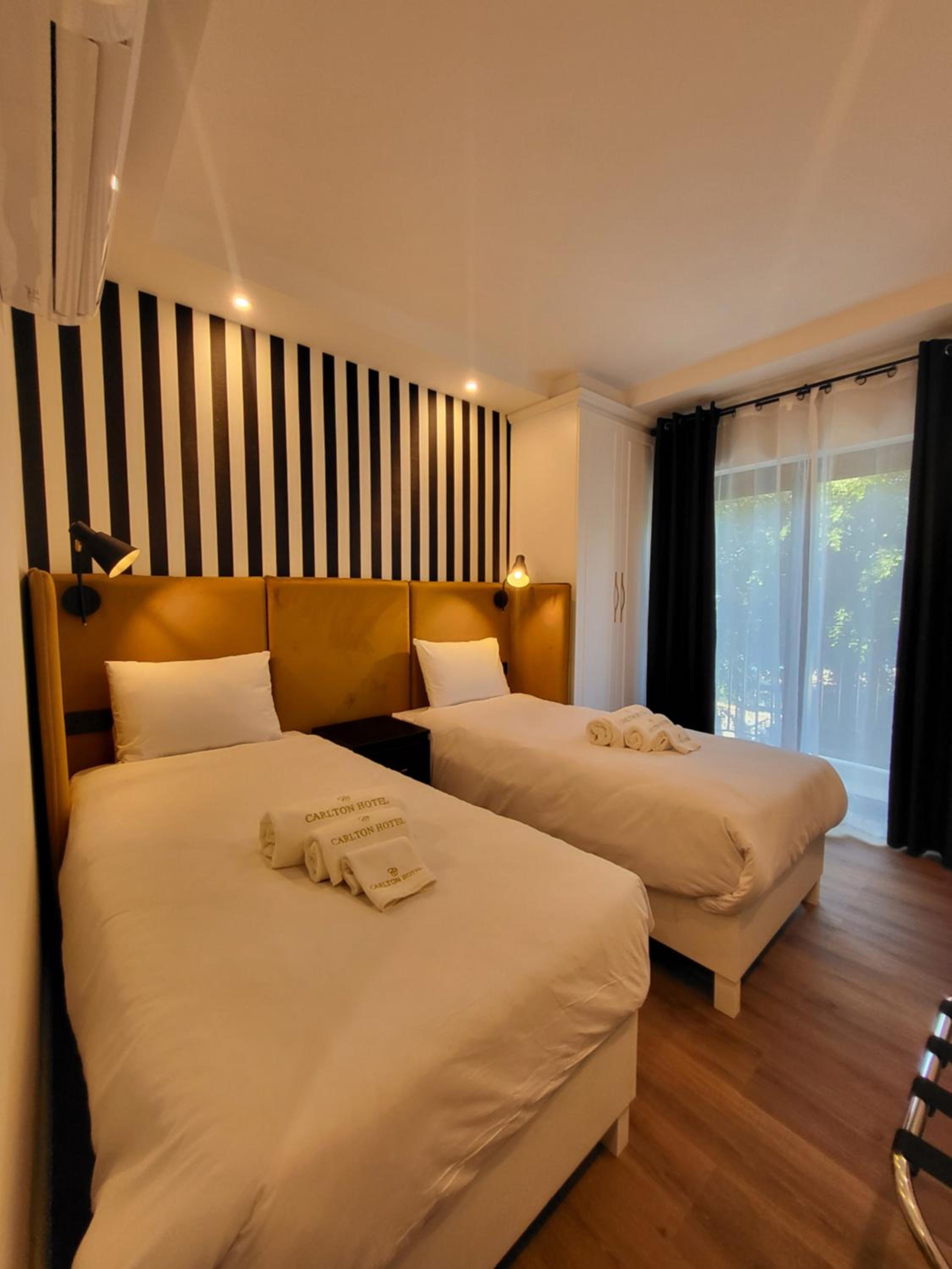 Double or Twin Room with Partial Sea View - Photo 3