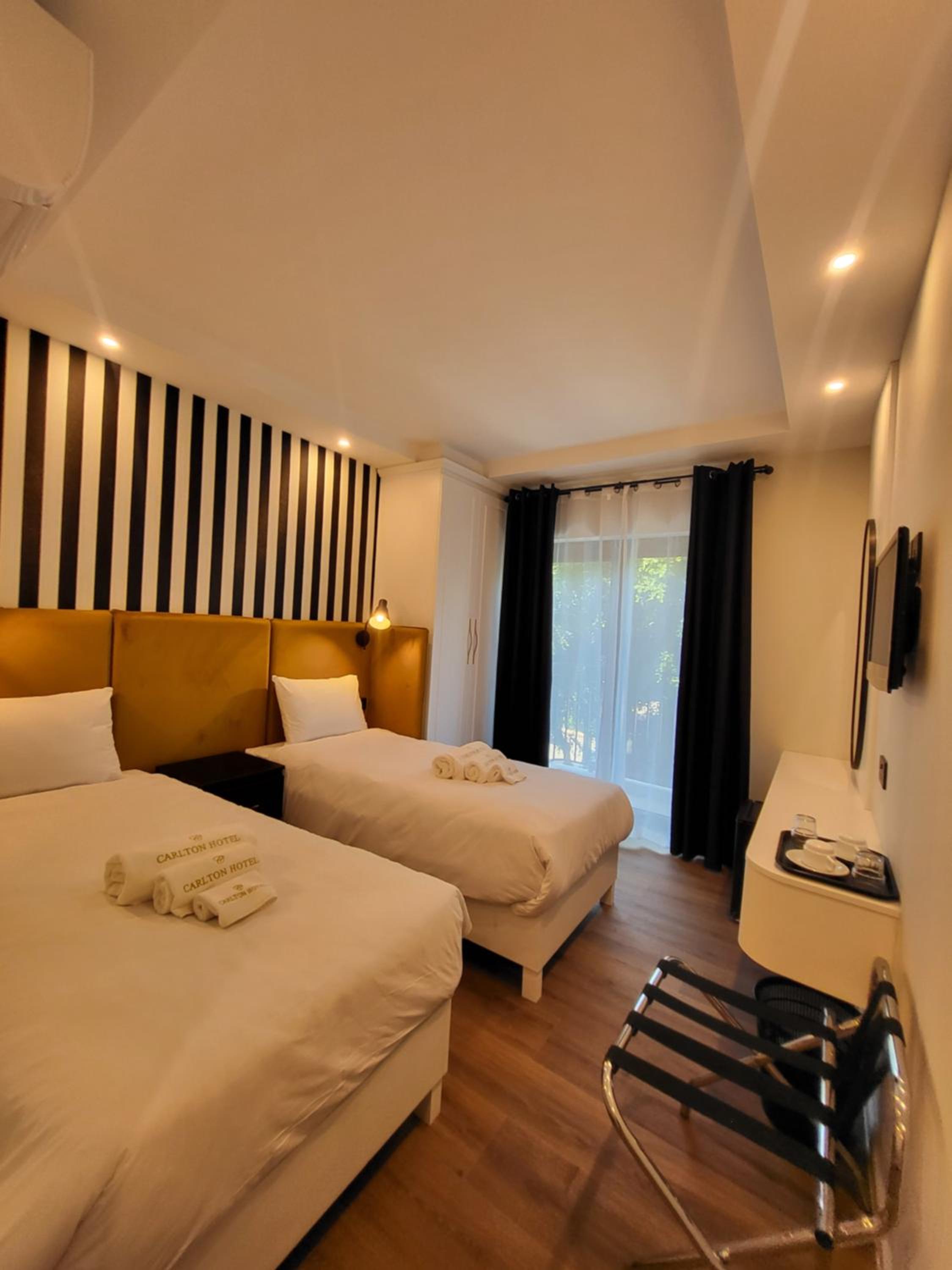 Double or Twin Room with Partial Sea View - Photo 1