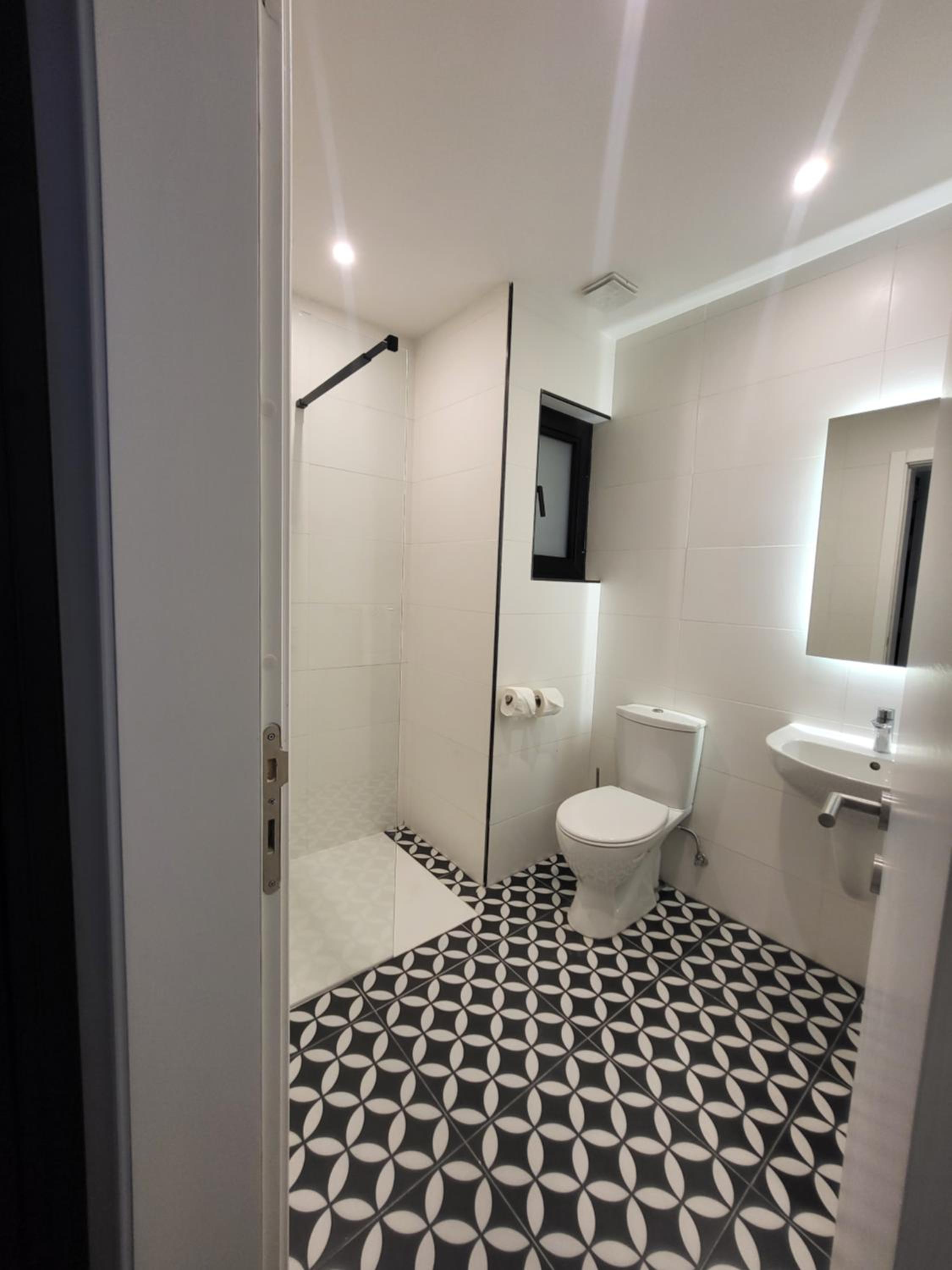 Double or Twin Room with Partial Sea View - Photo 2