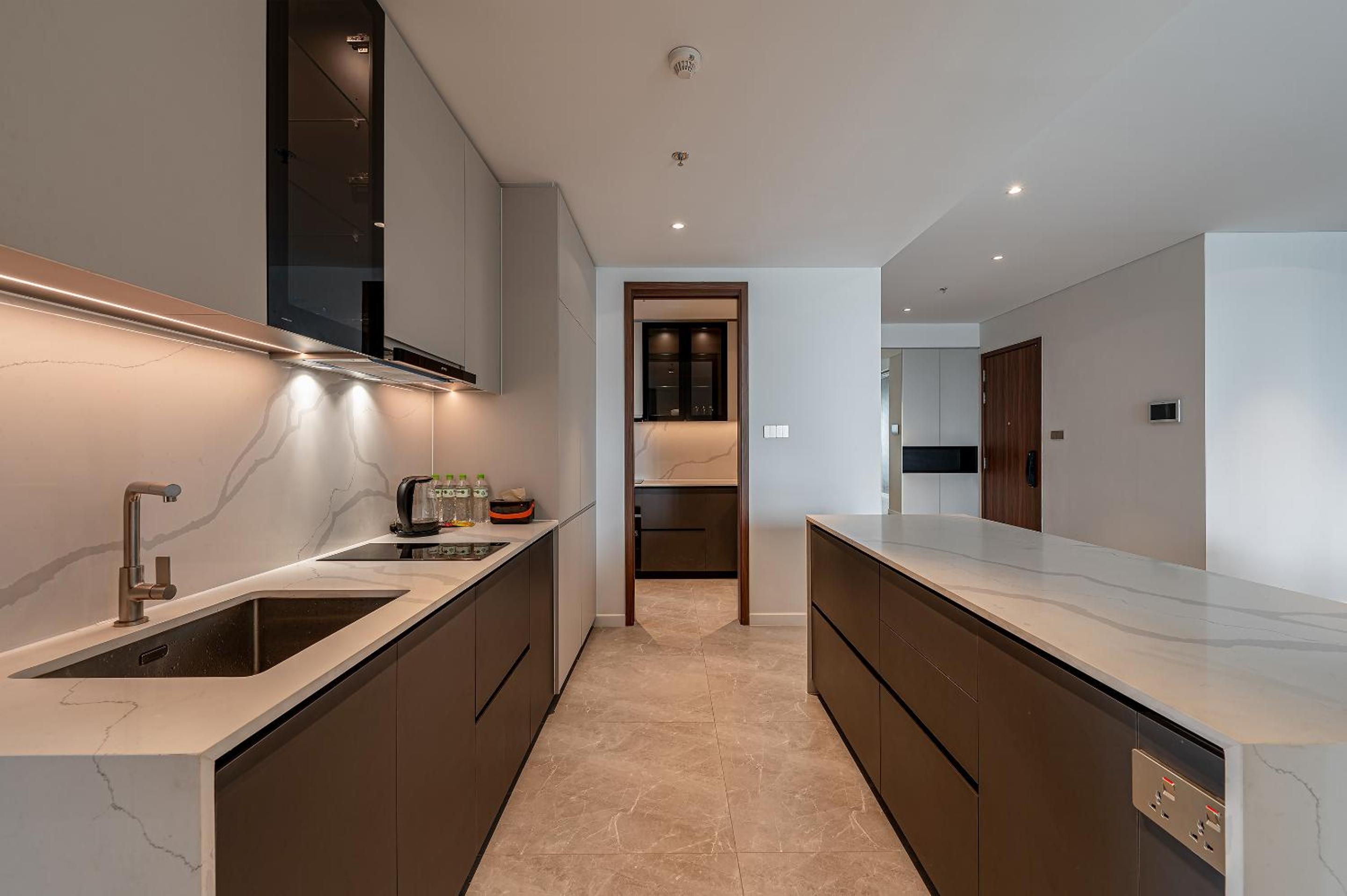 Three-Bedroom Premium Apartment with Balcony - Photo 9